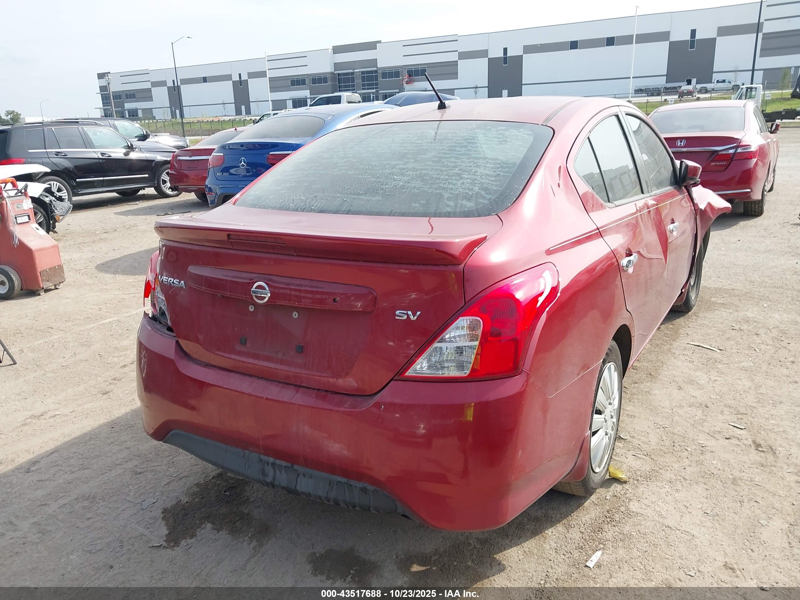 NISSAN VERSA image 4