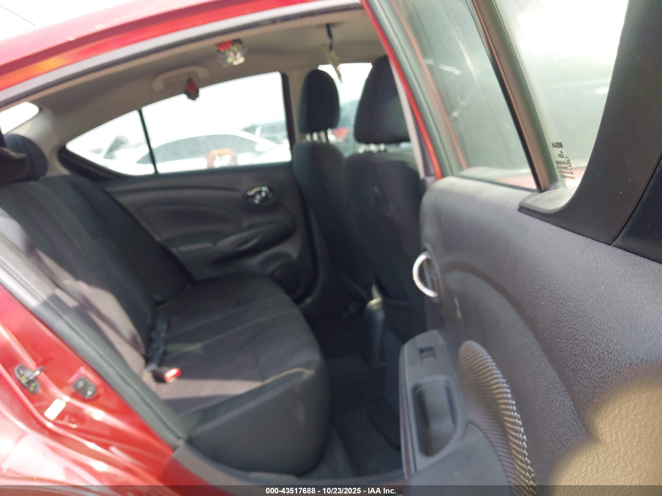 NISSAN VERSA image 8