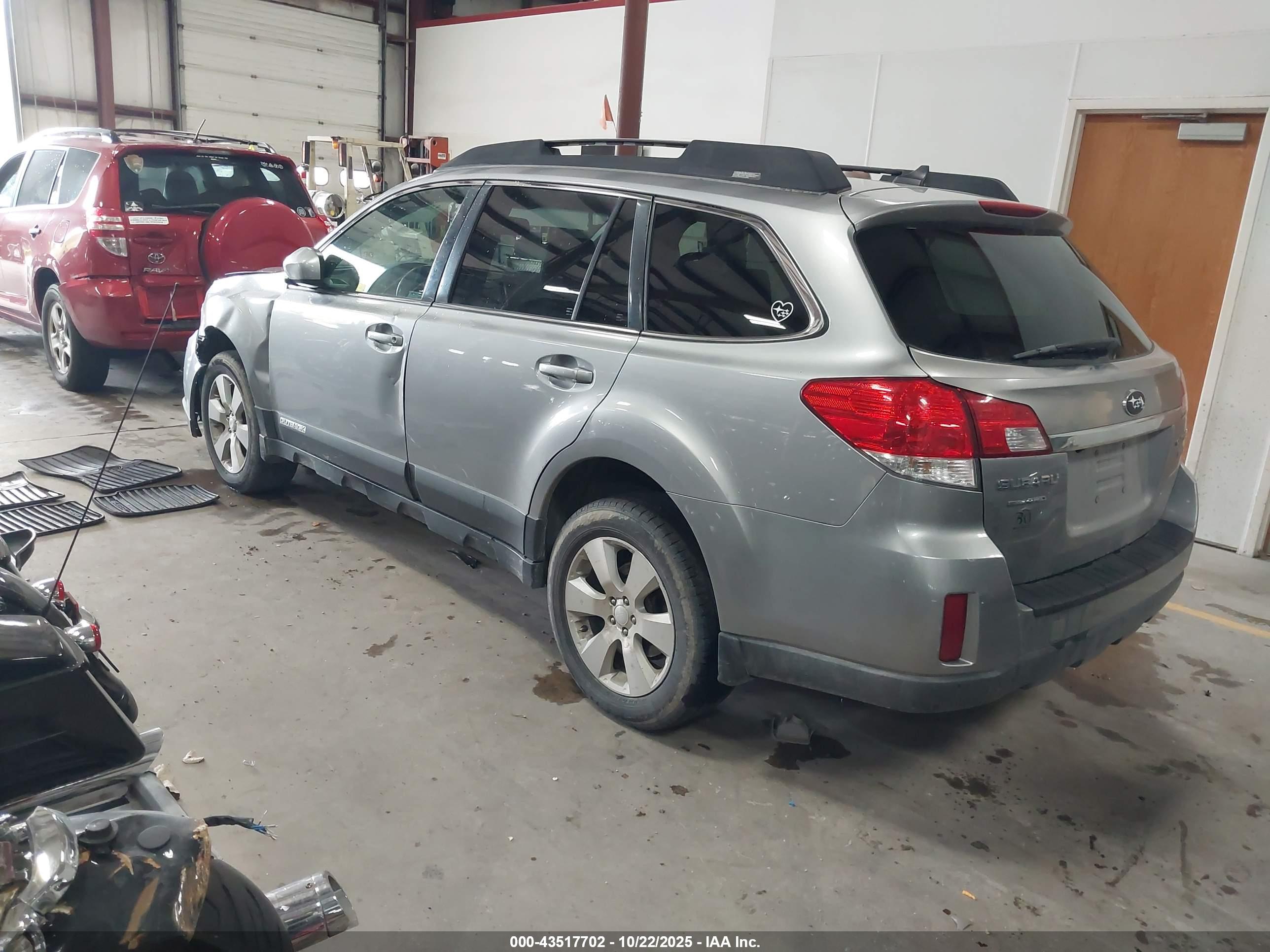 SUBARU OUTBACK image 3