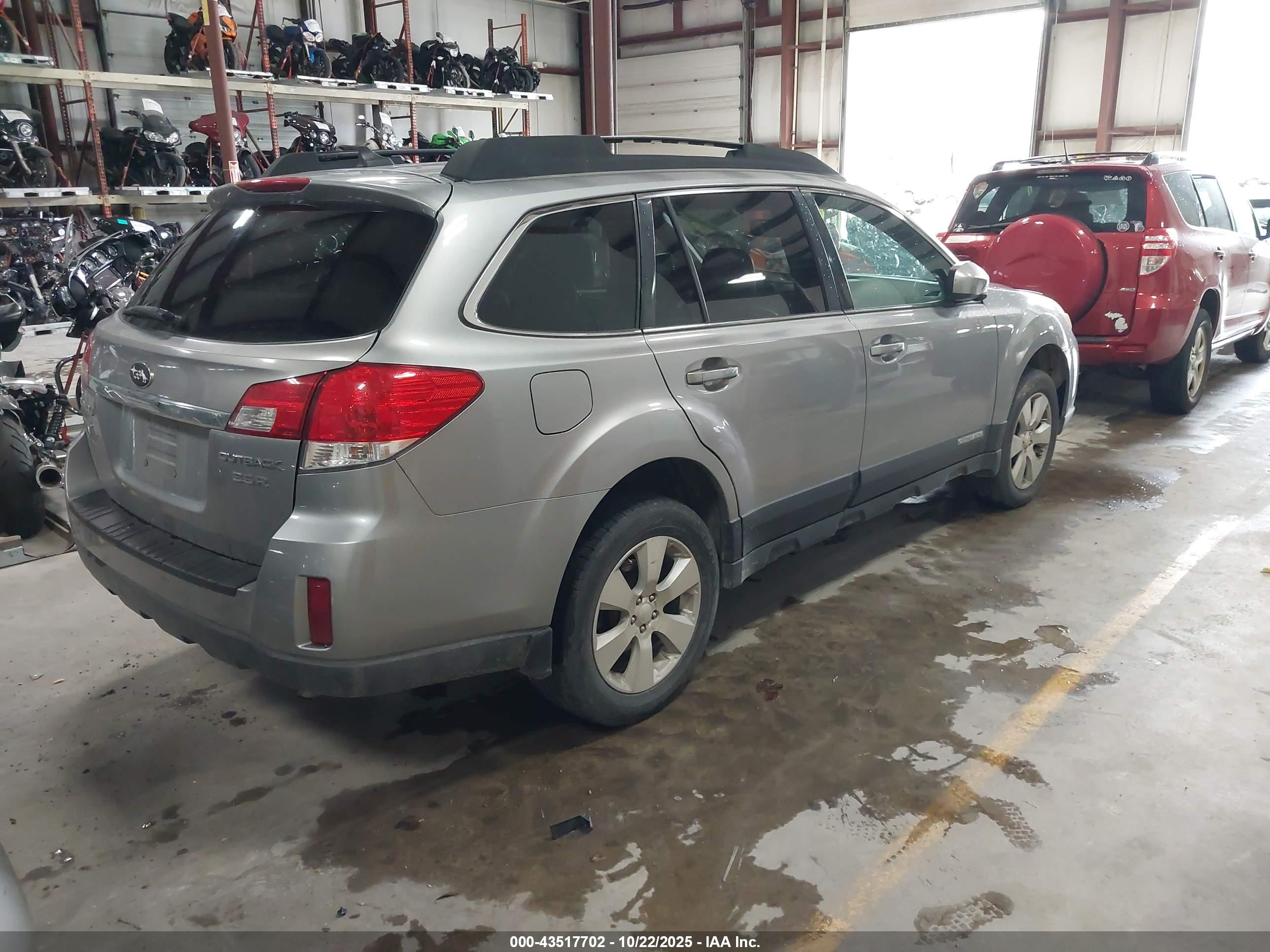 SUBARU OUTBACK image 4