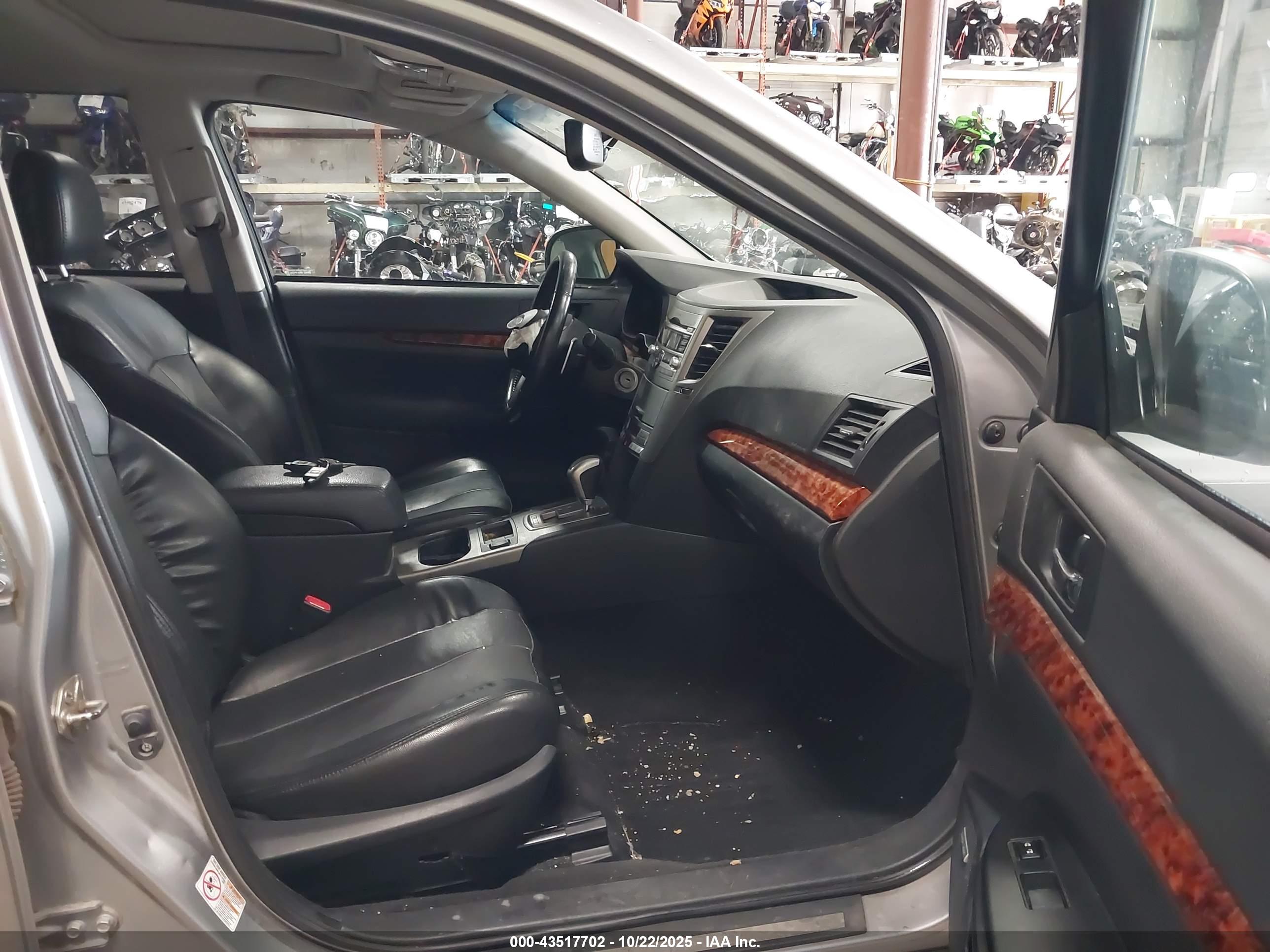 SUBARU OUTBACK image 5