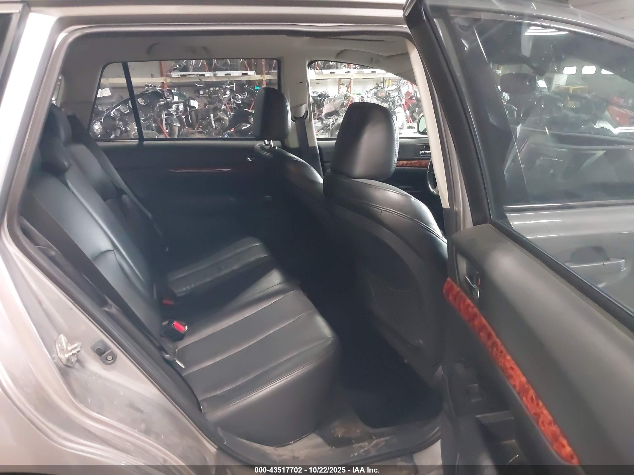 SUBARU OUTBACK image 8