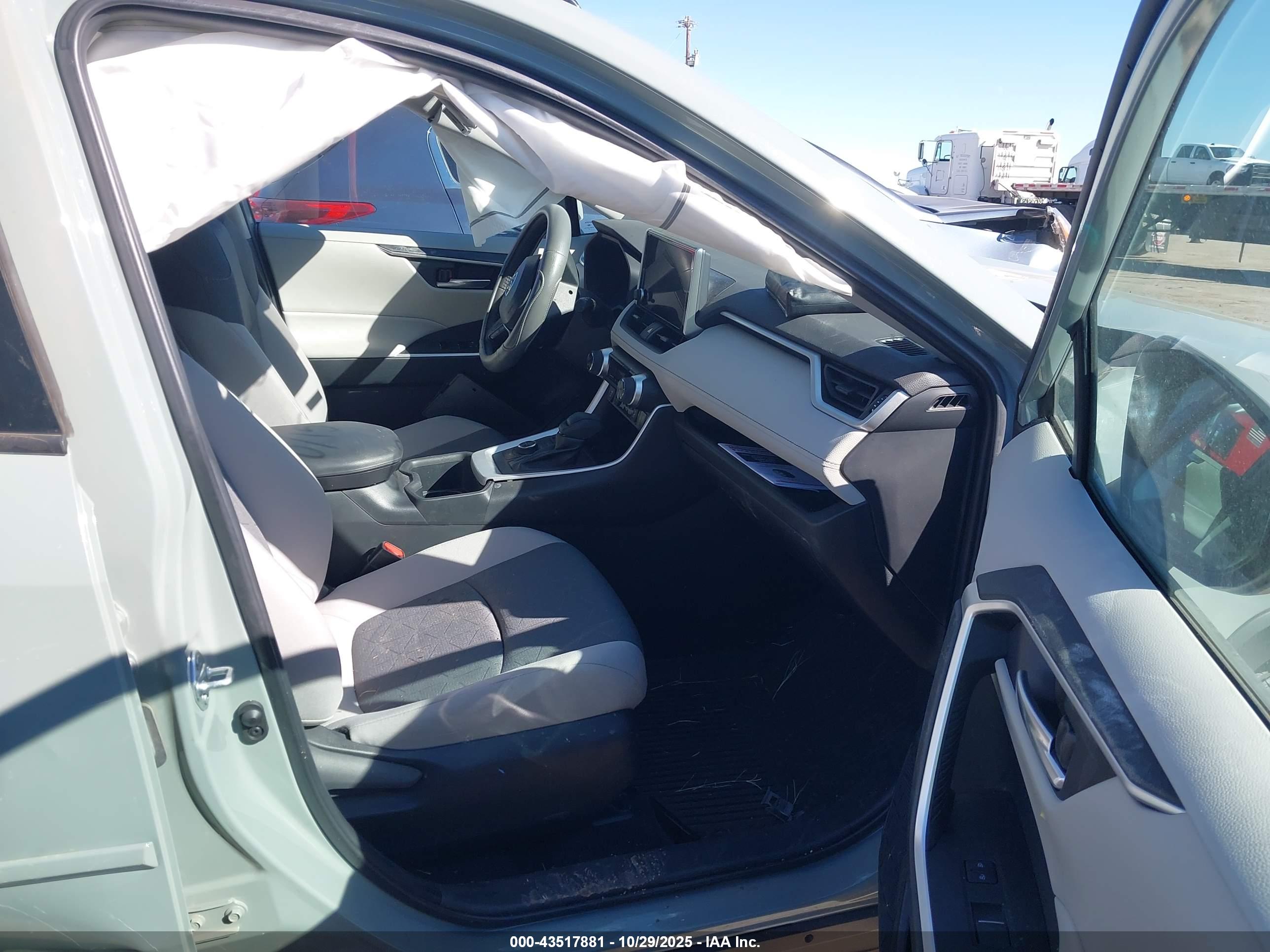 TOYOTA RAV4 image 5