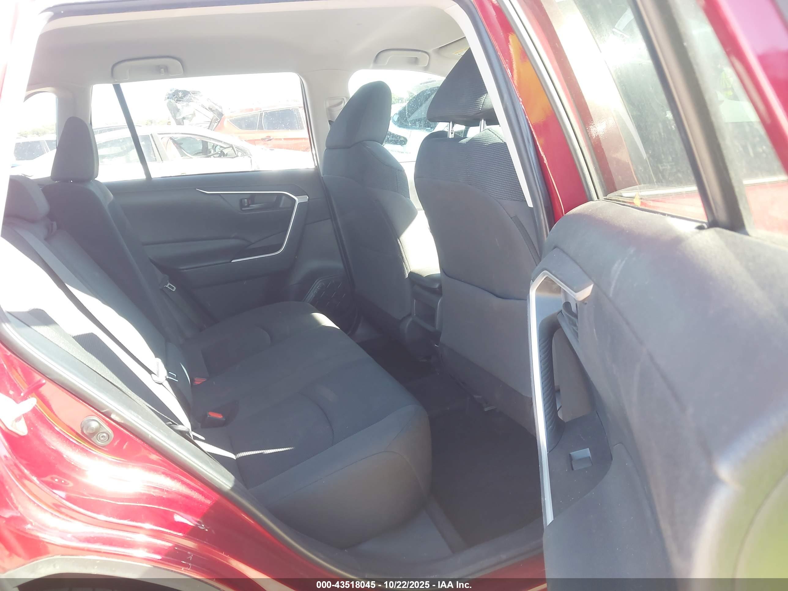 TOYOTA RAV4 image 8