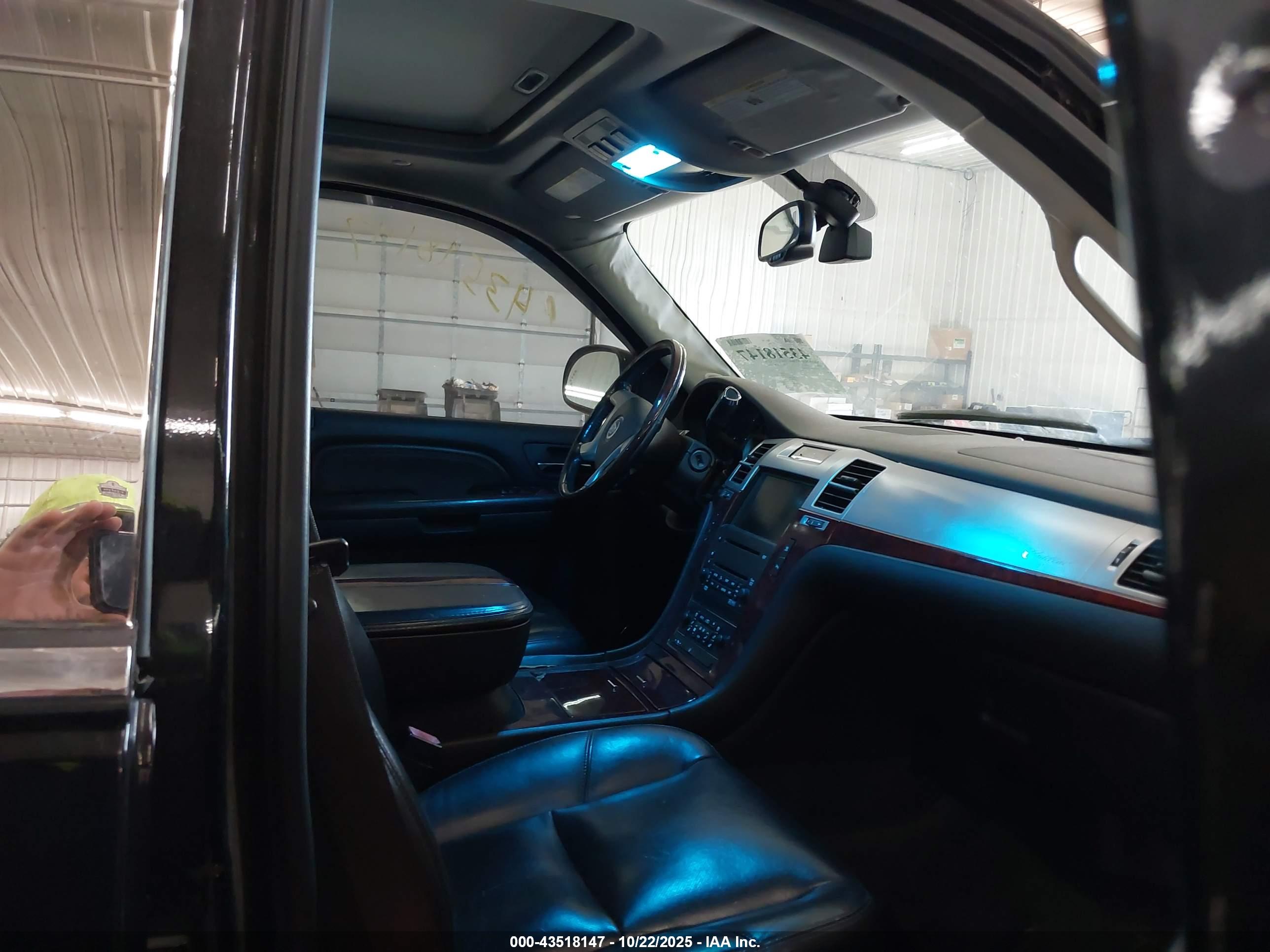 CADILLAC ESCALADE image 5