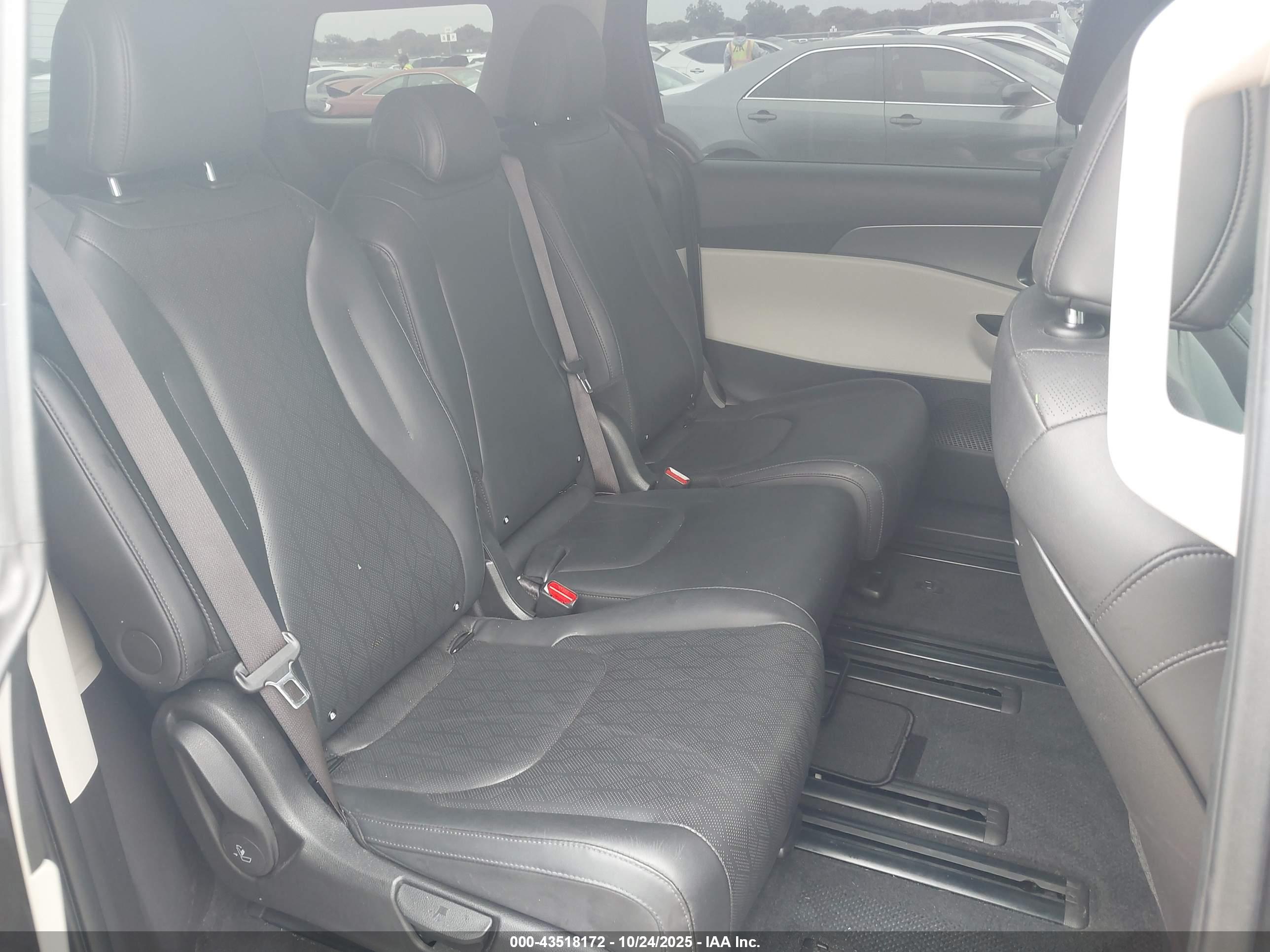 KIA CARNIVAL image 8
