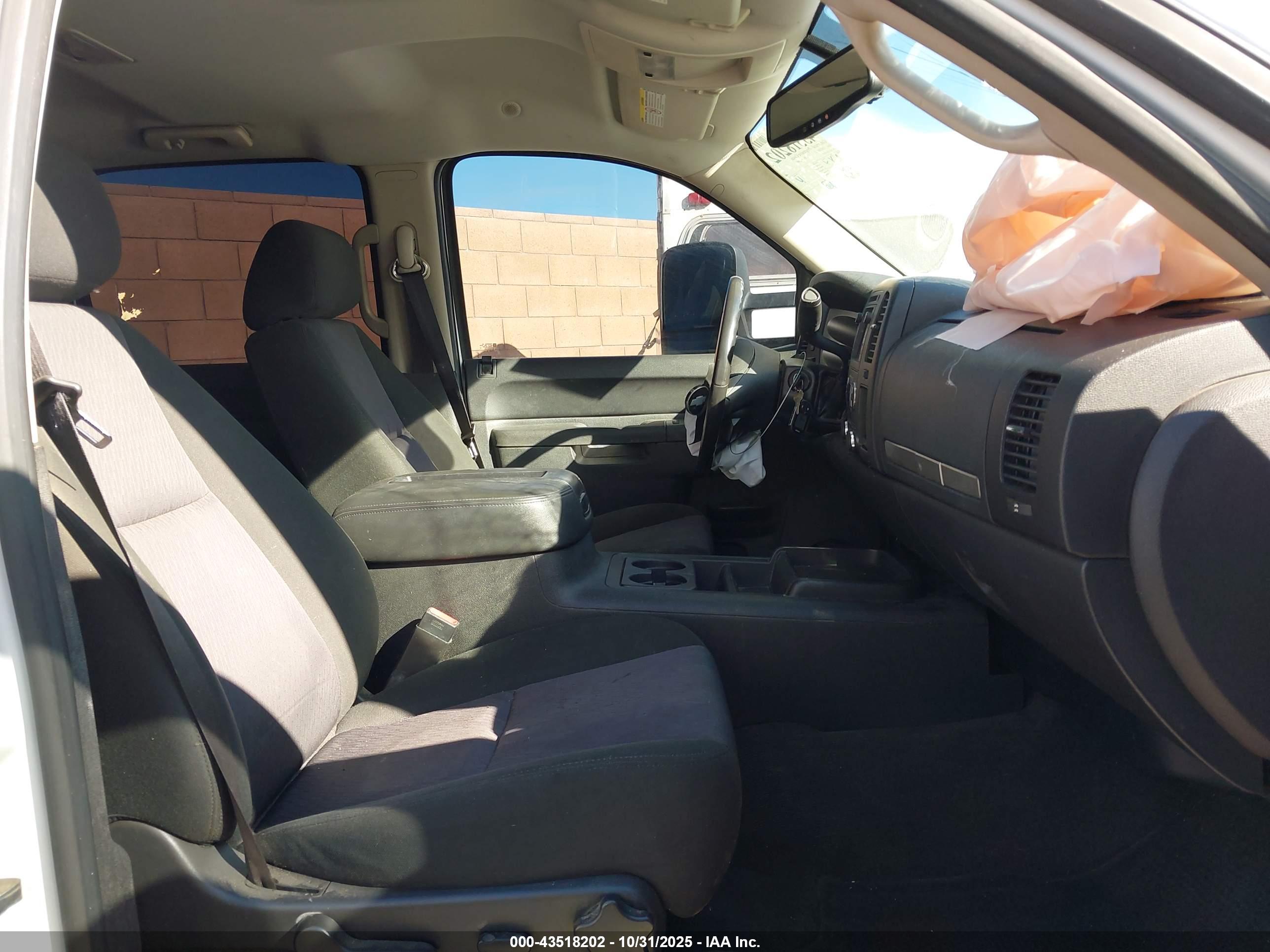 CHEVROLET SILVERADO image 5