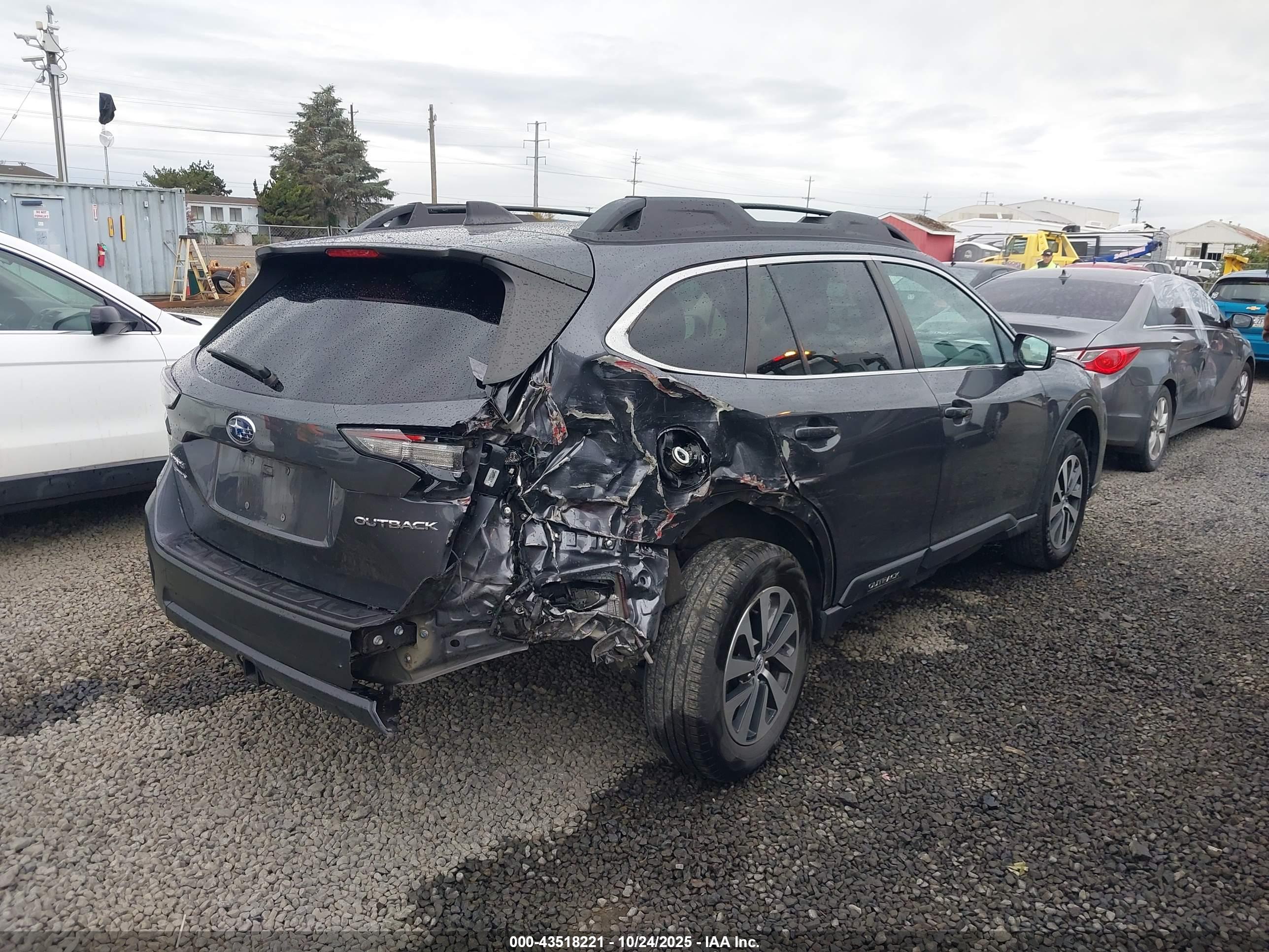 SUBARU OUTBACK image 4