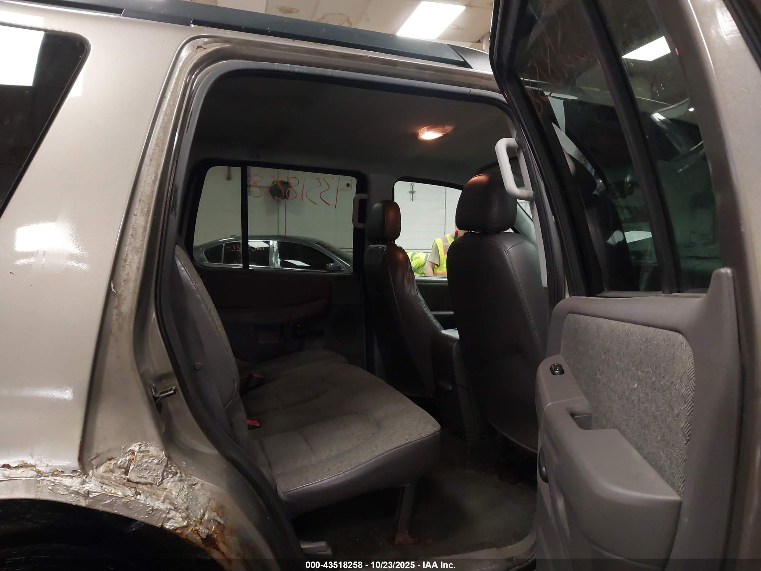 FORD EXPLORER image 8