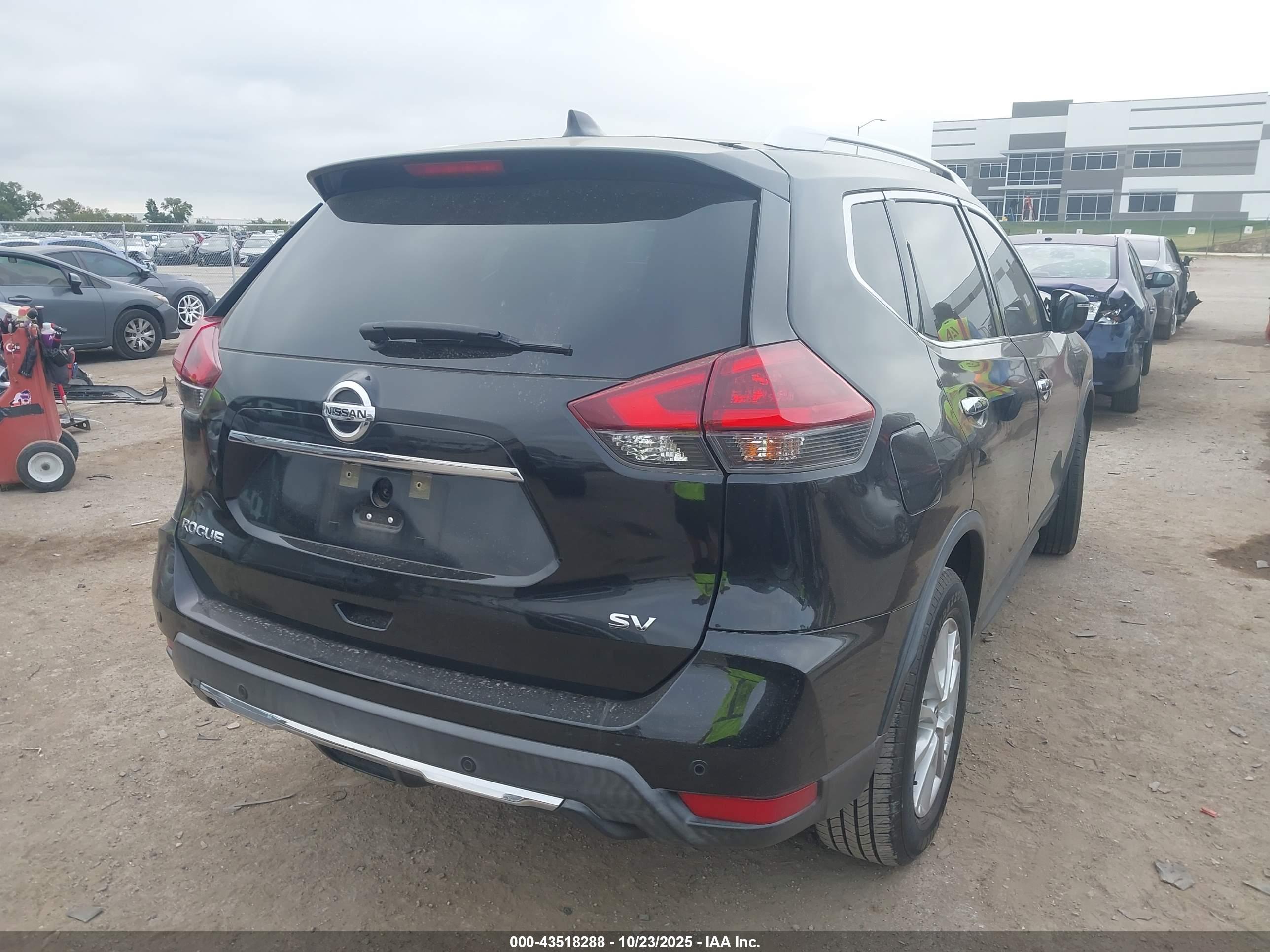 NISSAN ROGUE image 4