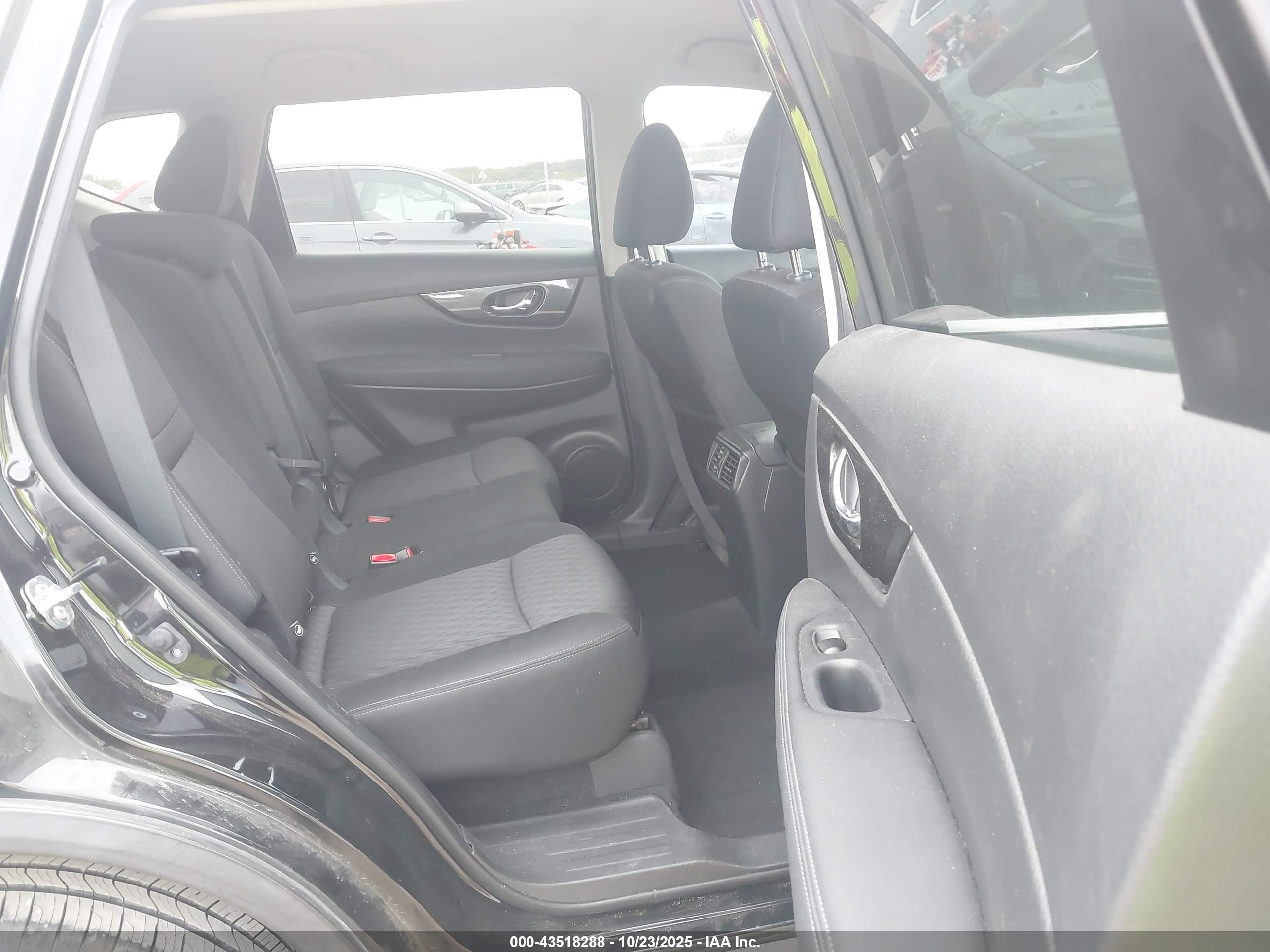 NISSAN ROGUE image 8