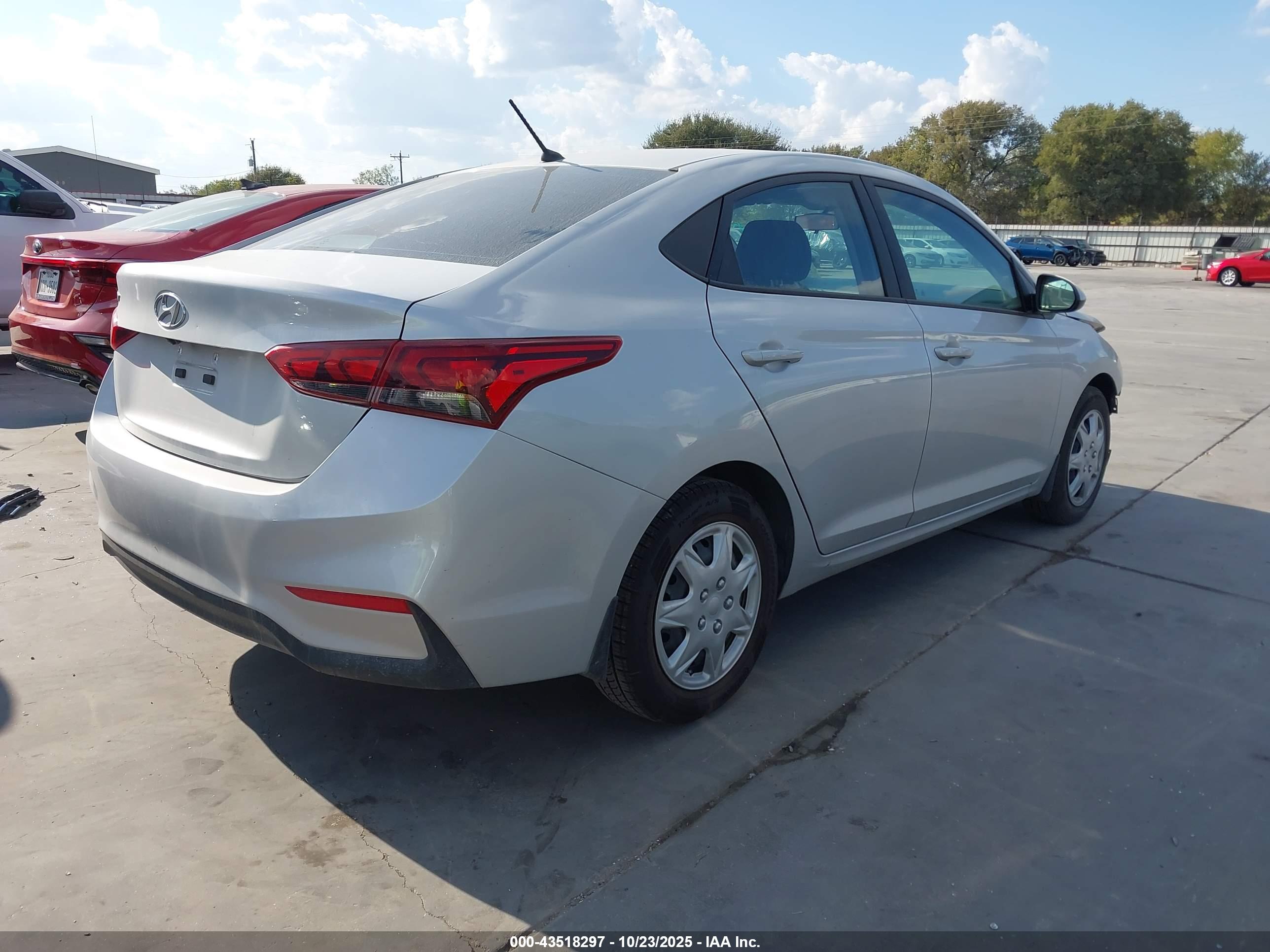 HYUNDAI ACCENT image 4