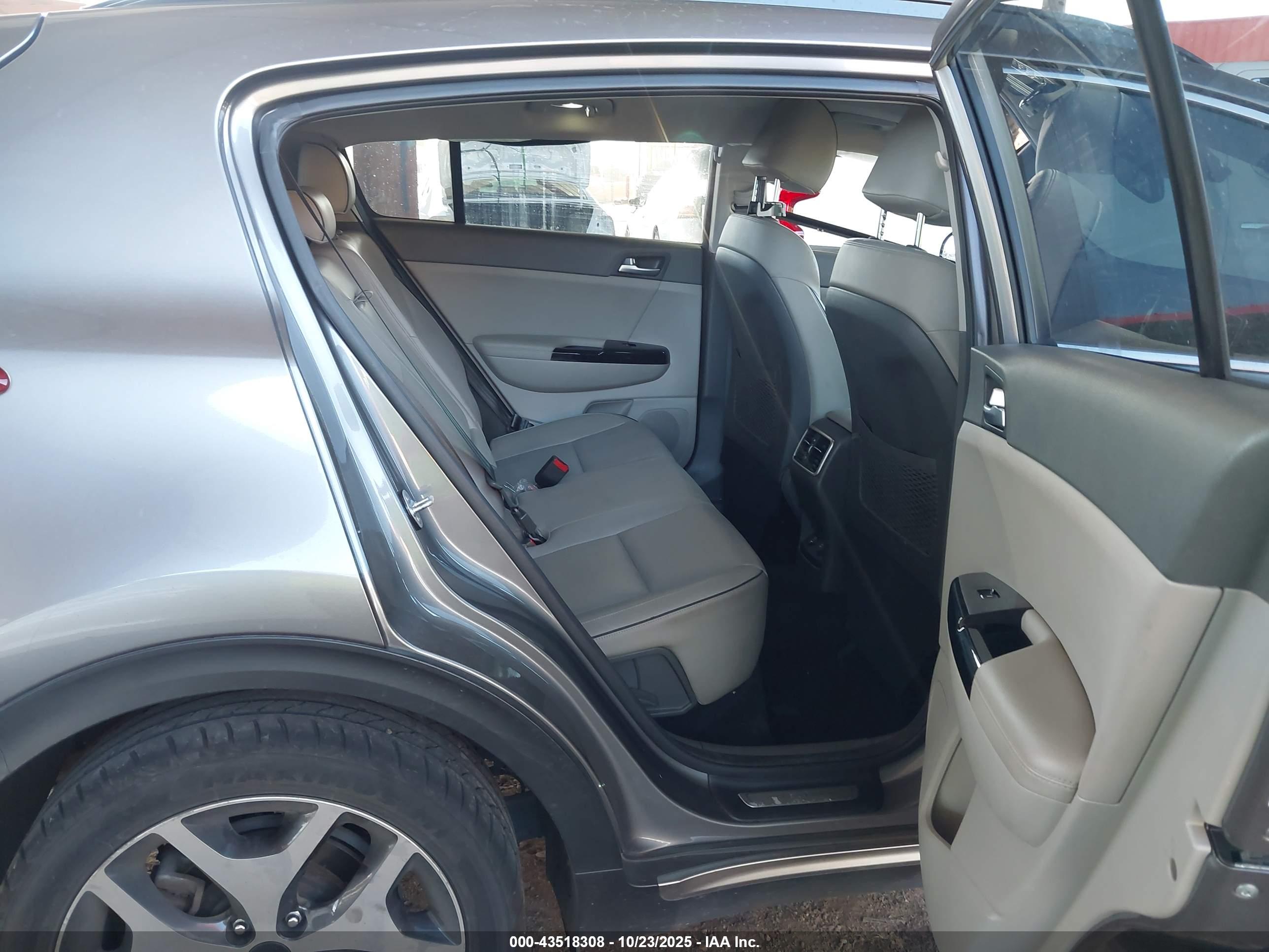 KIA SPORTAGE image 8