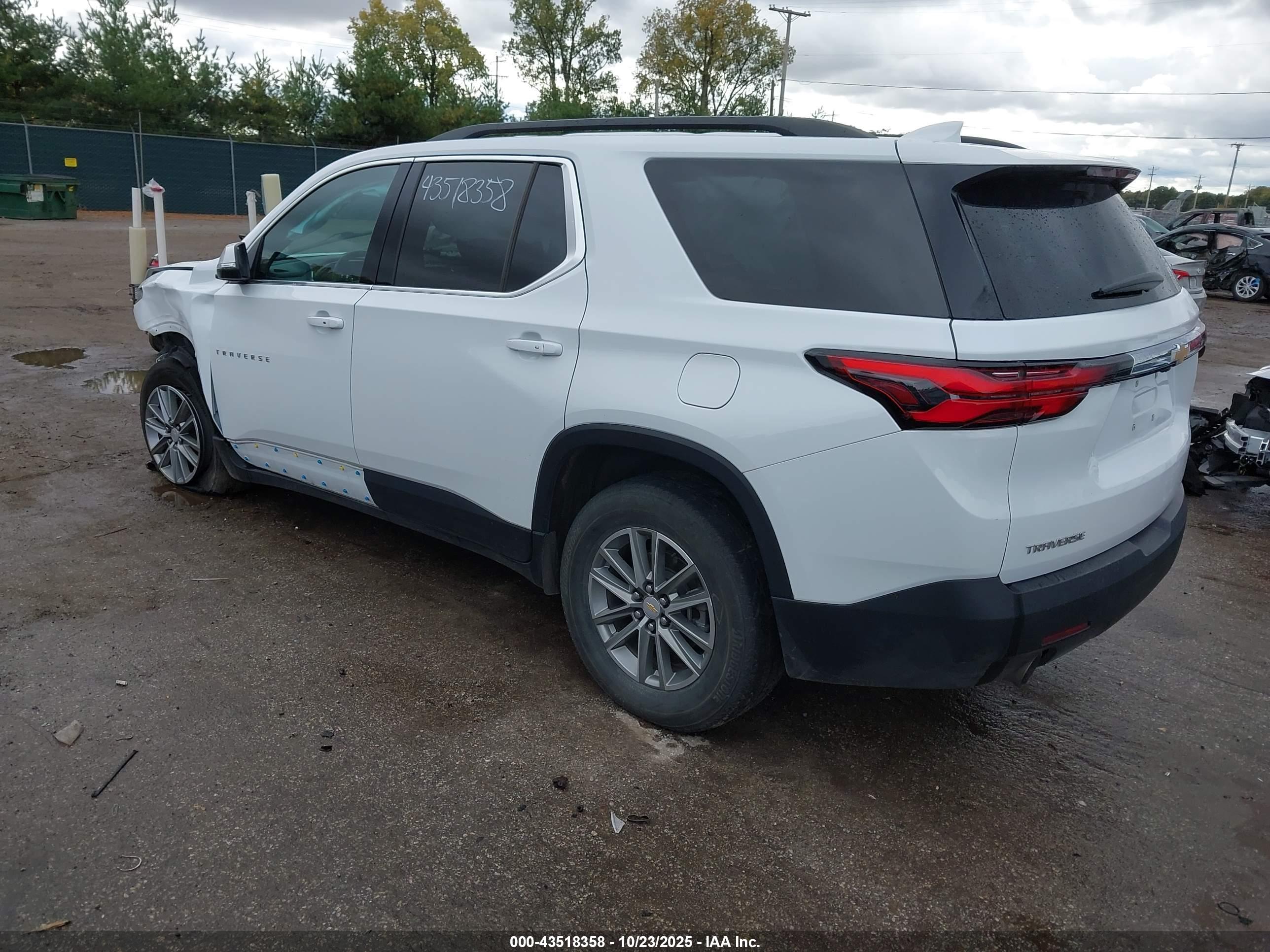 CHEVROLET TRAVERSE image 3