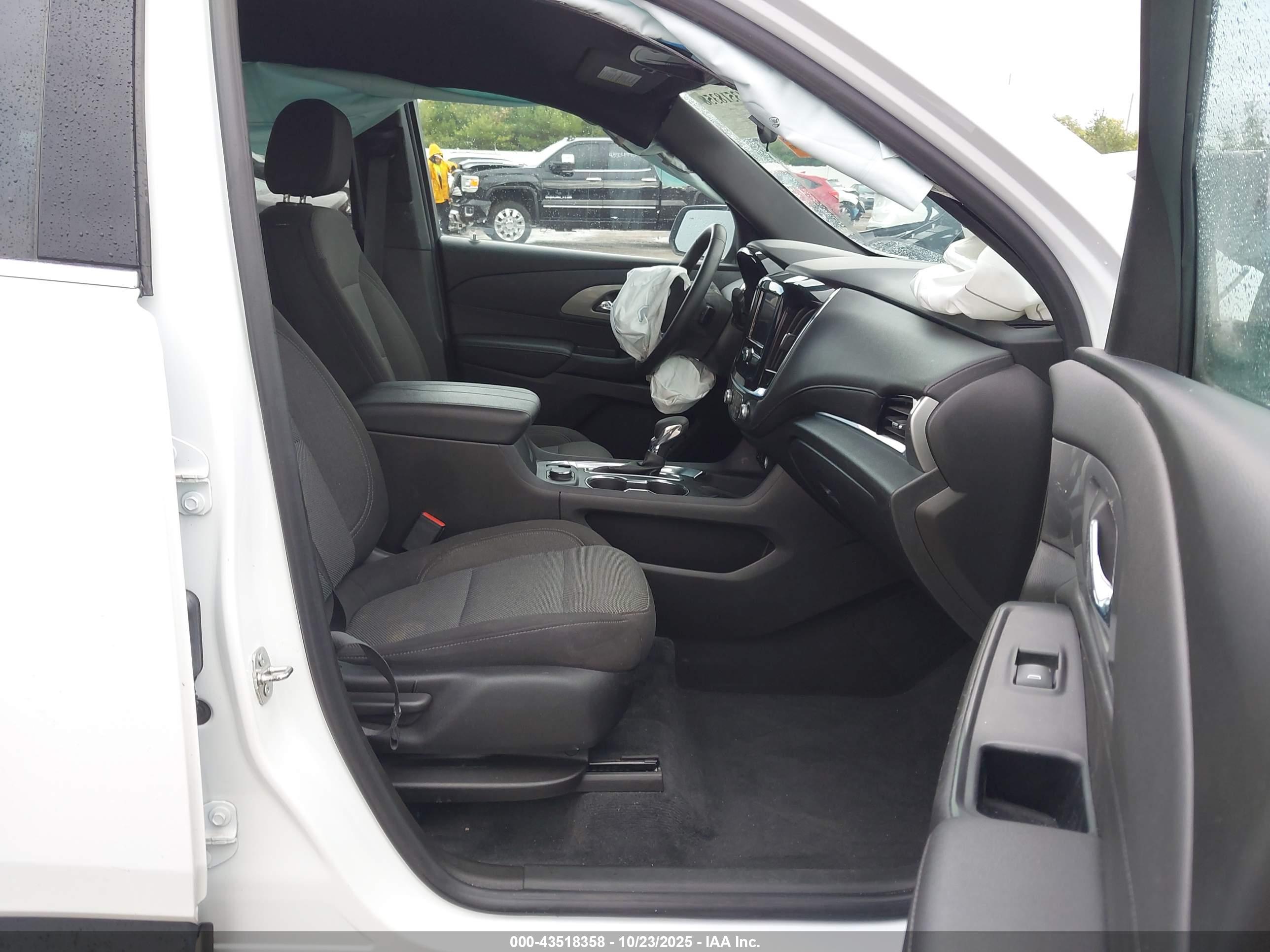 CHEVROLET TRAVERSE image 5