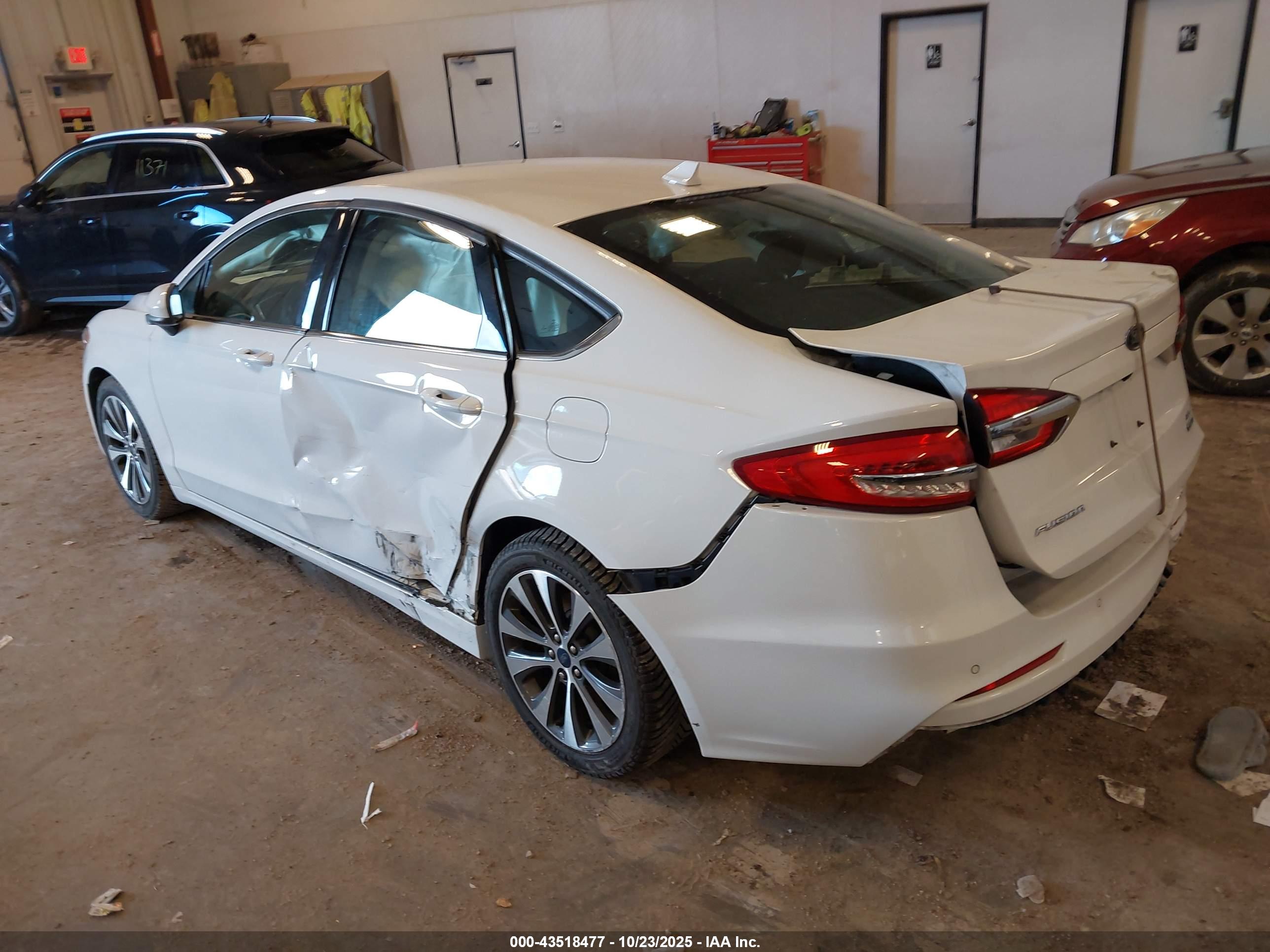 FORD FUSION image 3