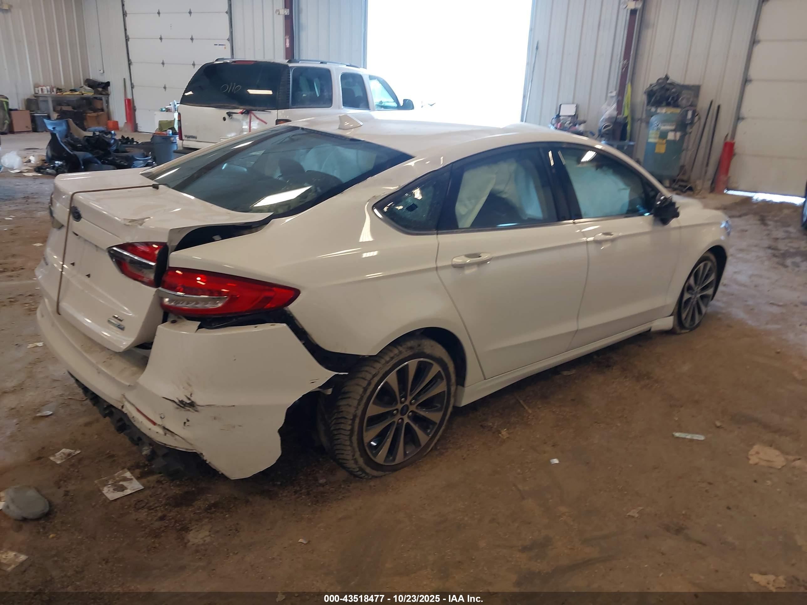 FORD FUSION image 4