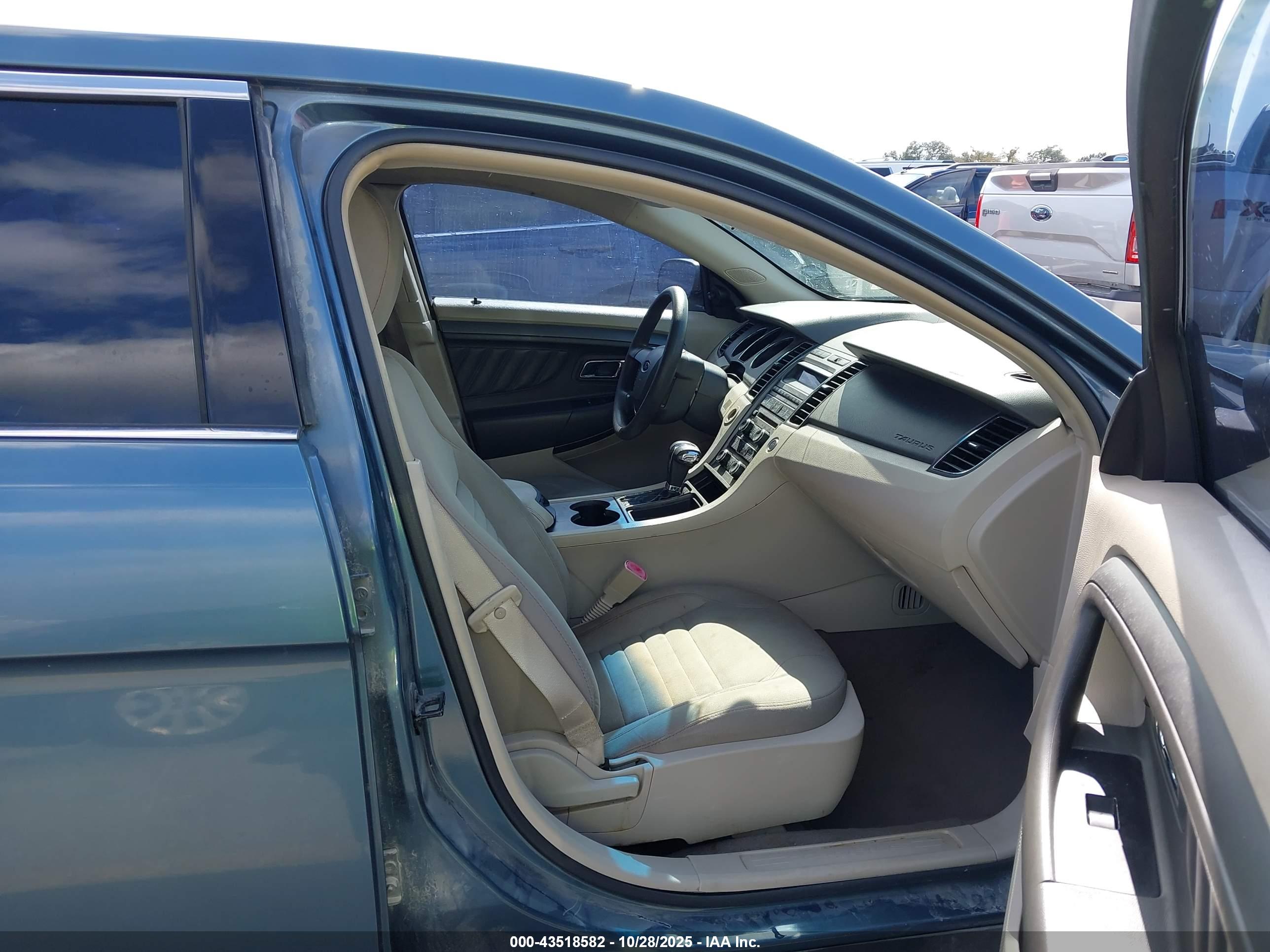 FORD TAURUS image 5
