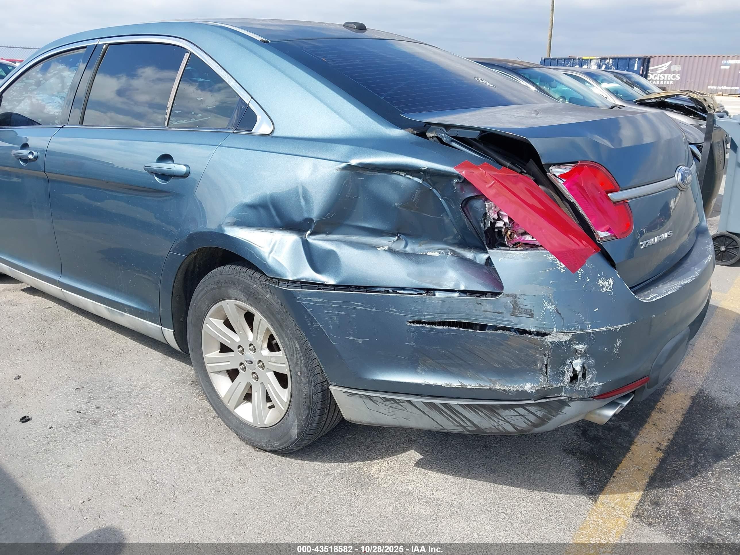 FORD TAURUS image 6