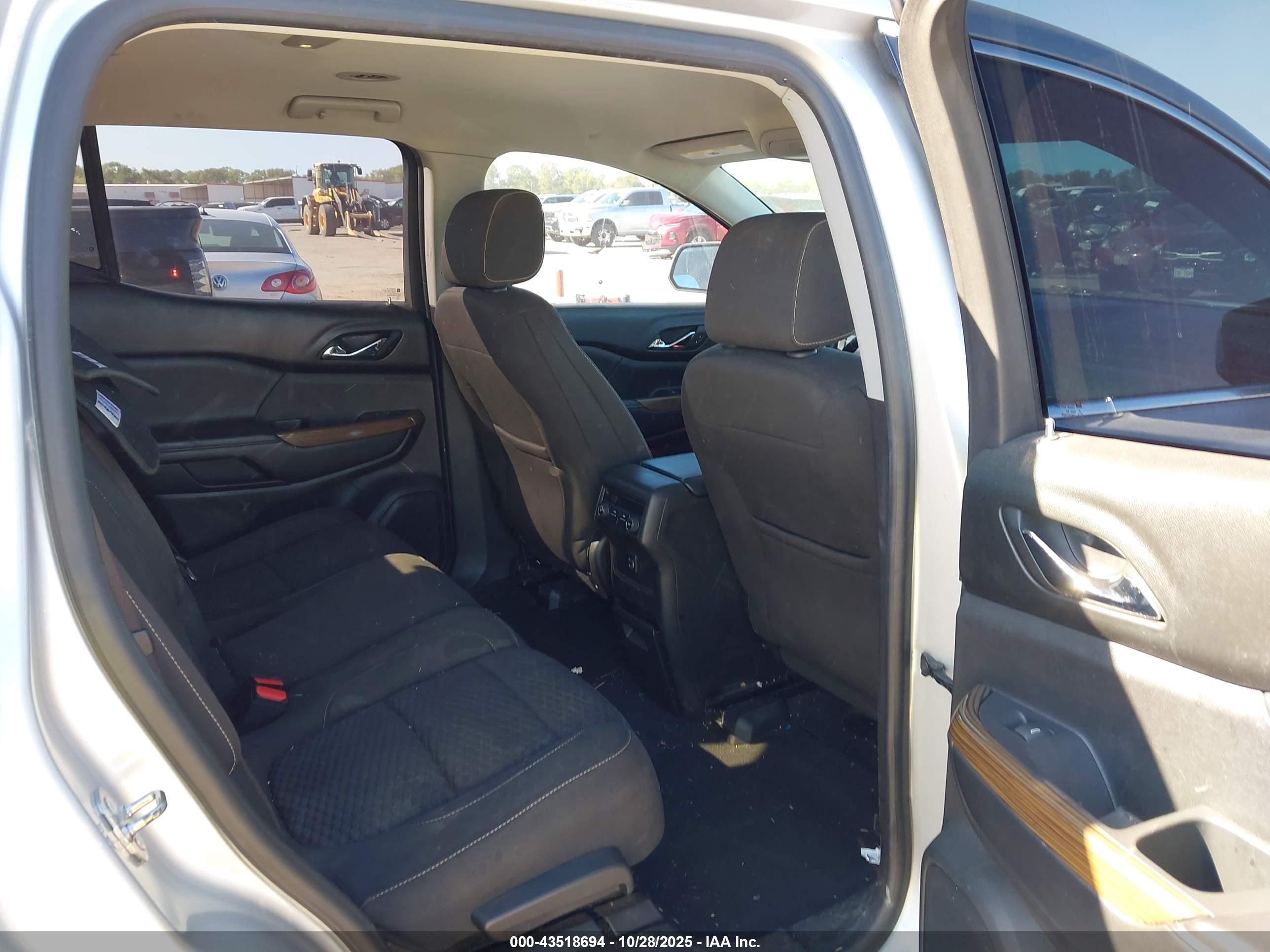 GMC ACADIA image 8
