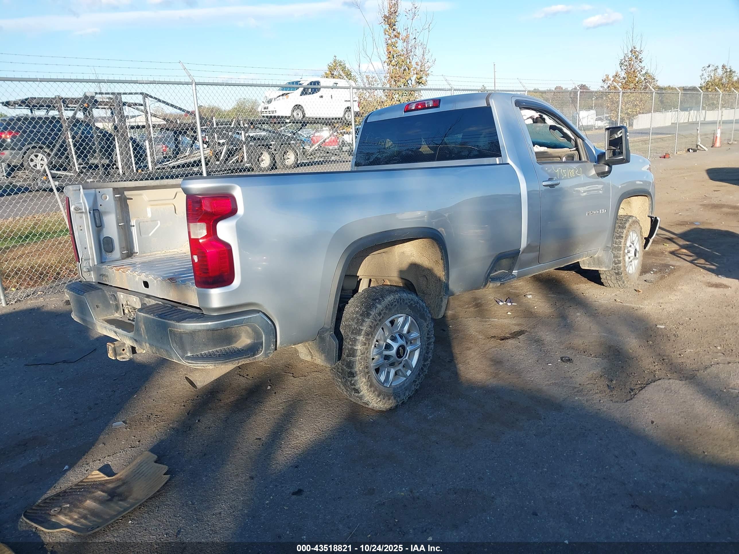CHEVROLET SILVERADO image 4