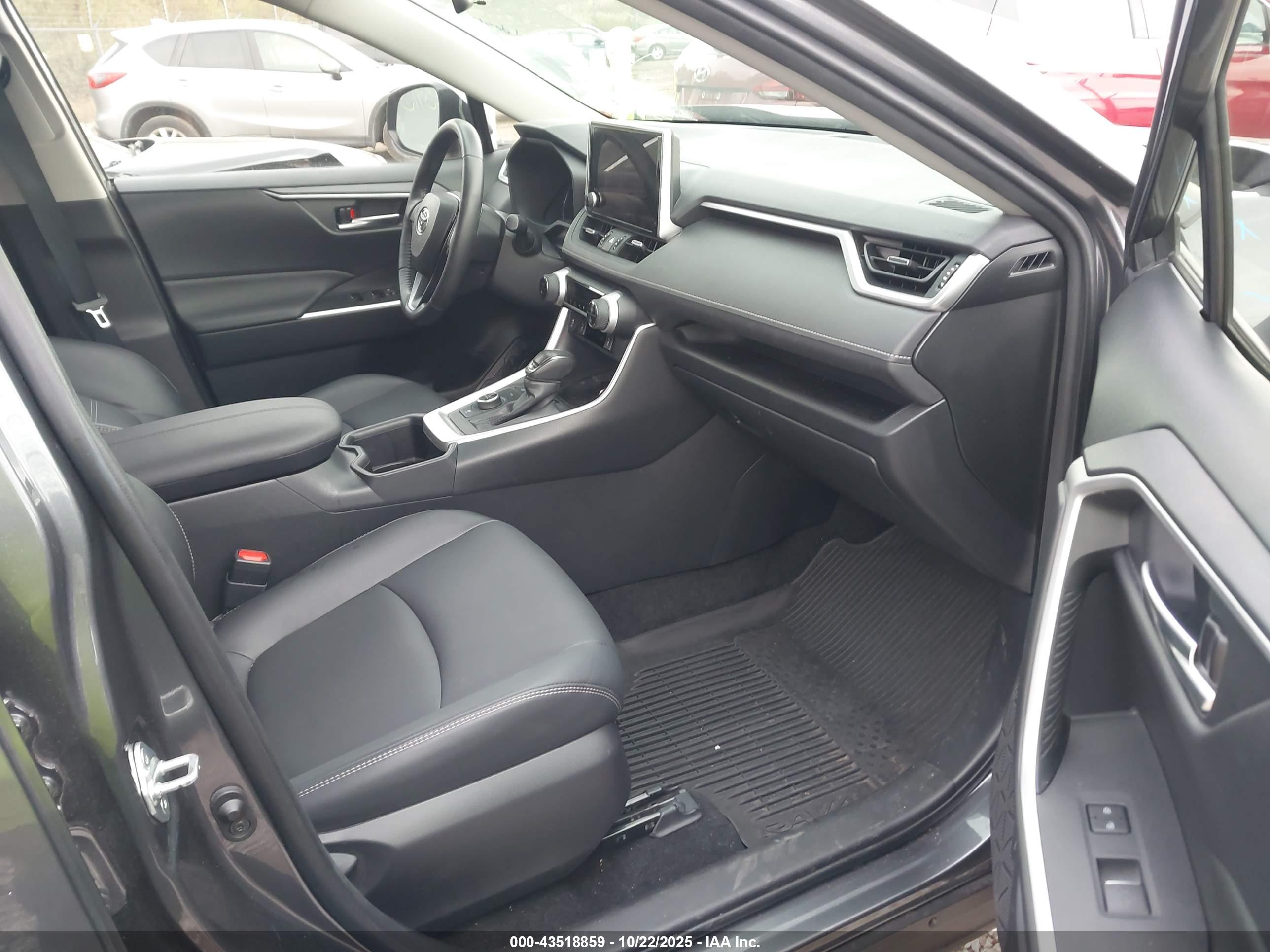 TOYOTA RAV4 image 5
