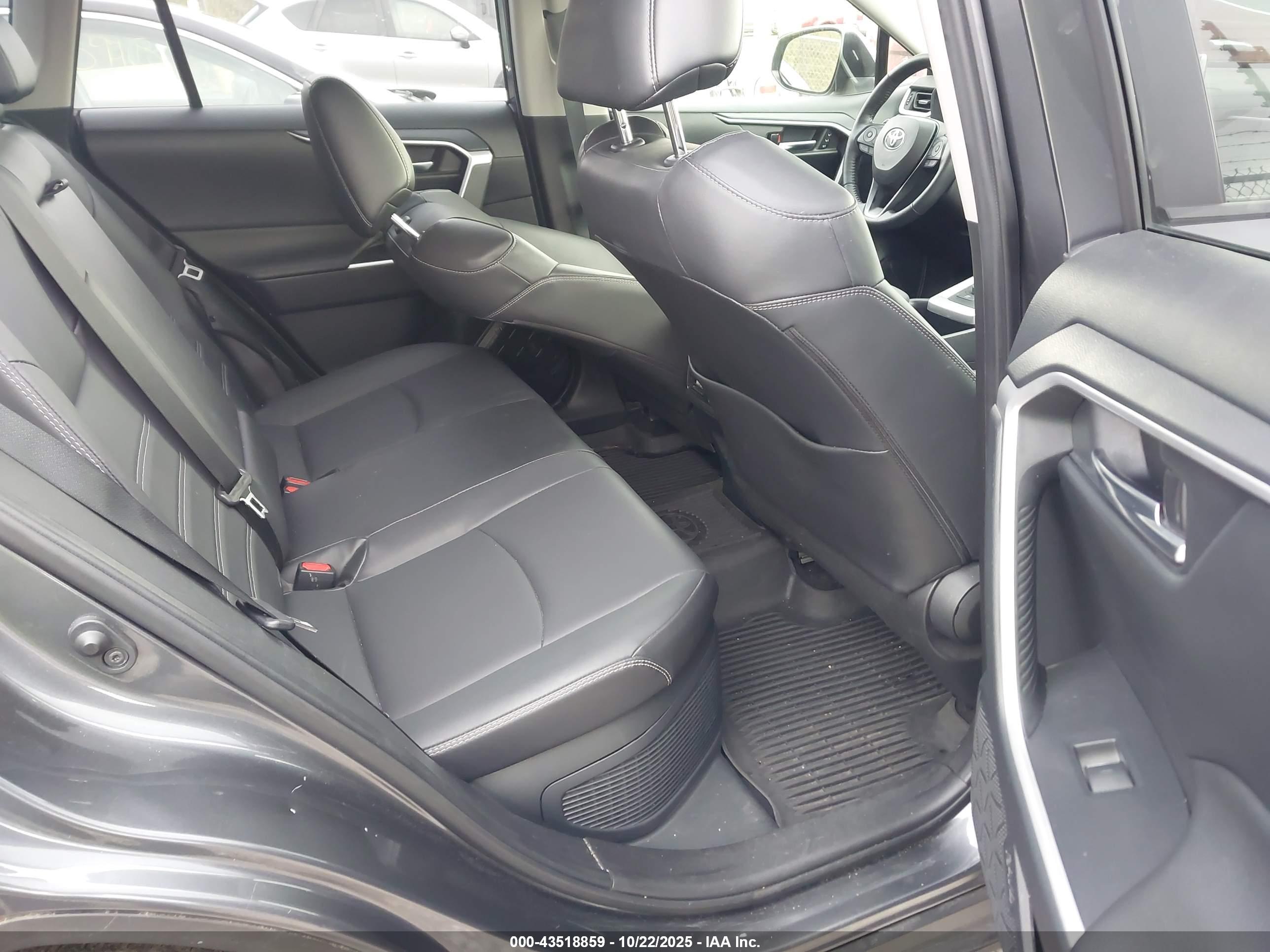 TOYOTA RAV4 image 8