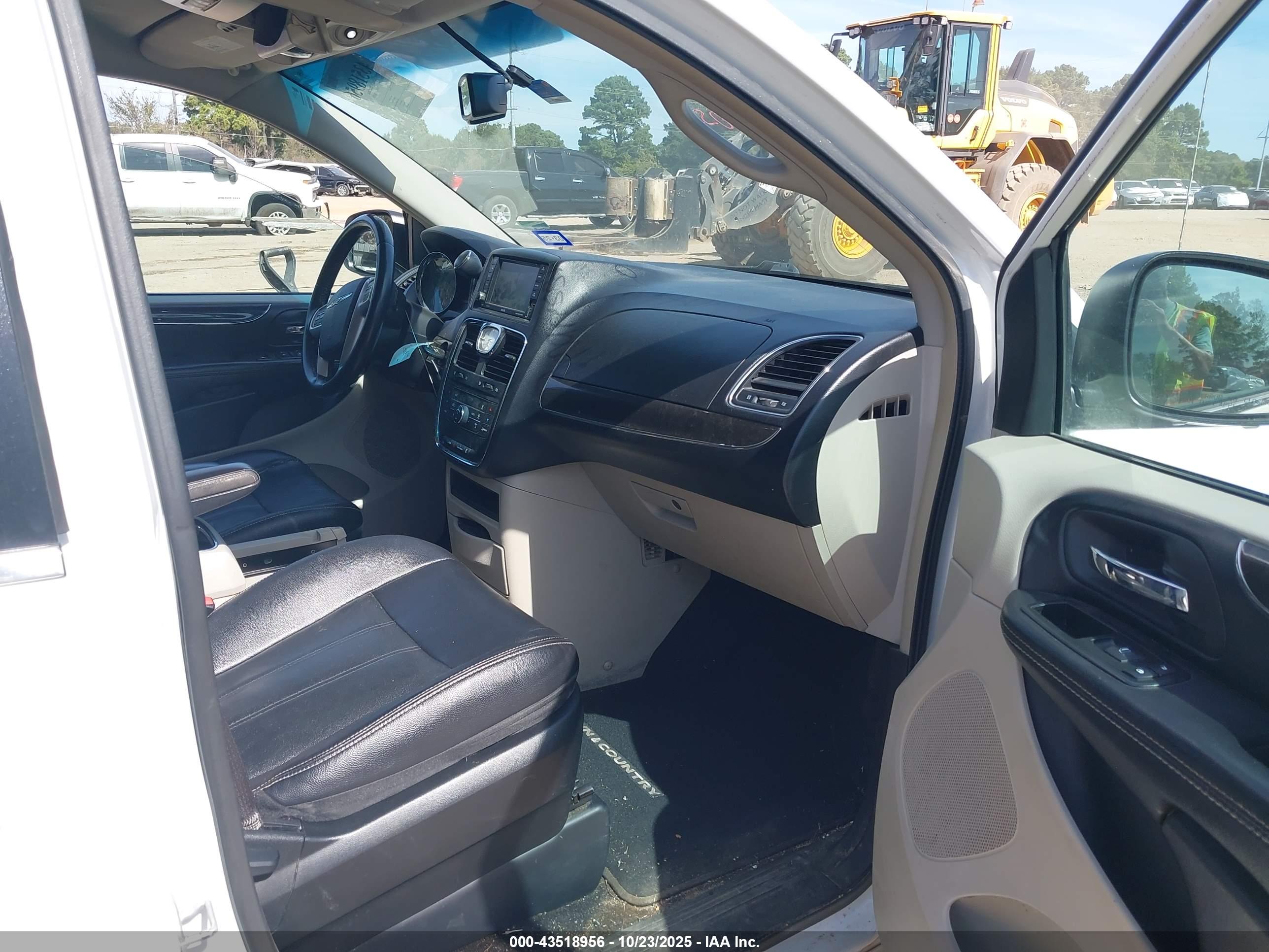 CHRYSLER TOWN image 5