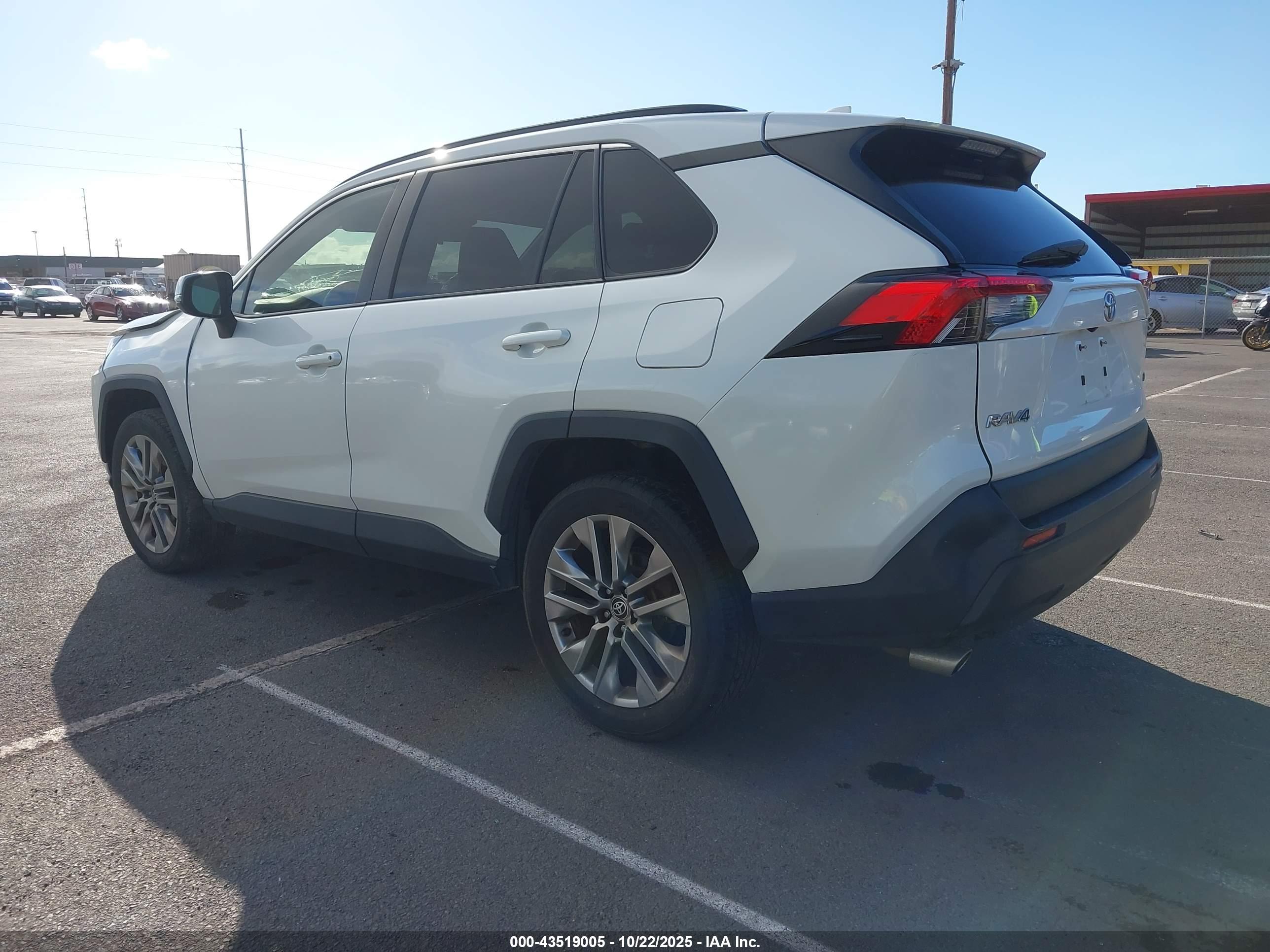 TOYOTA RAV4 image 3