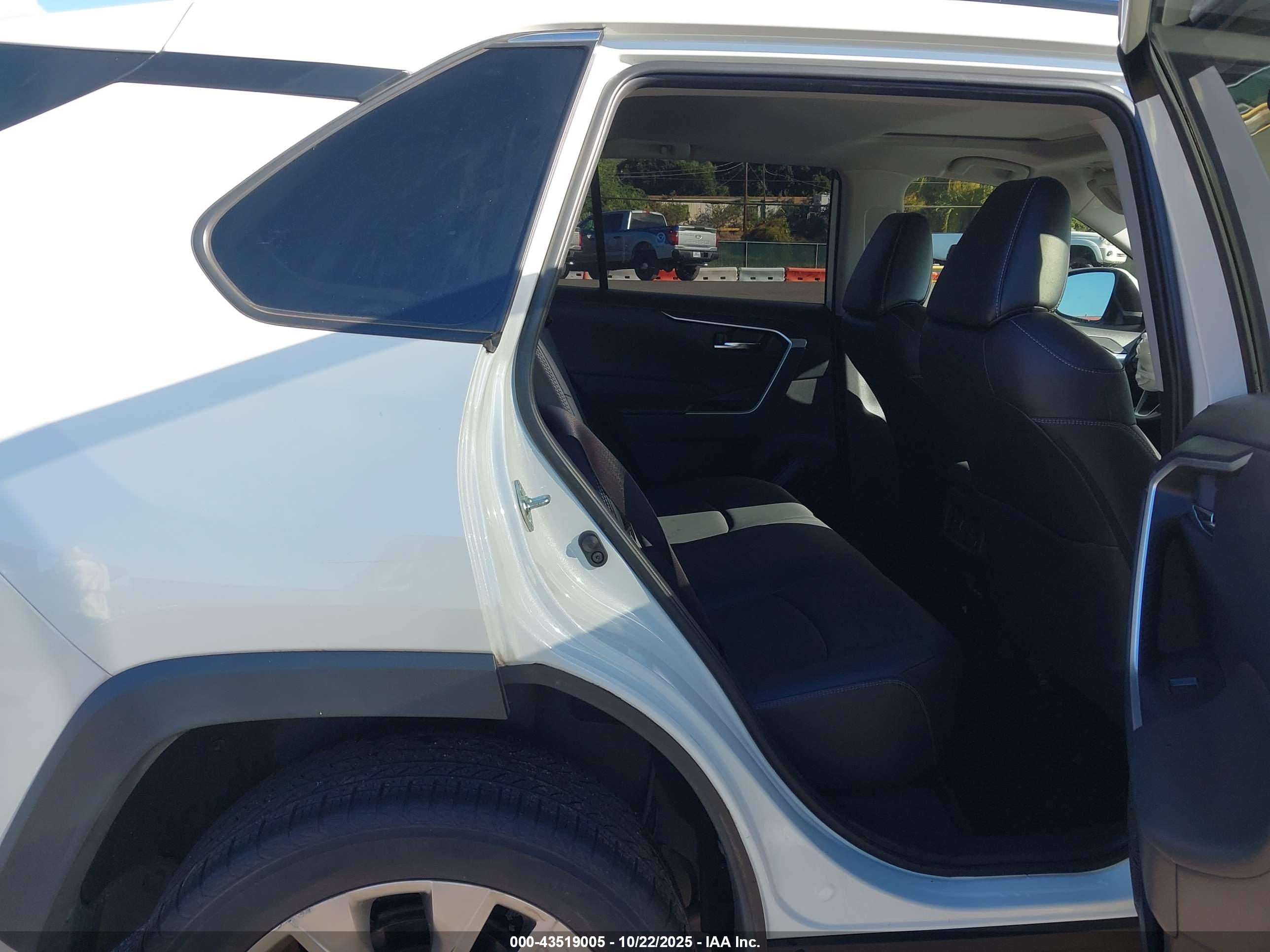 TOYOTA RAV4 image 8