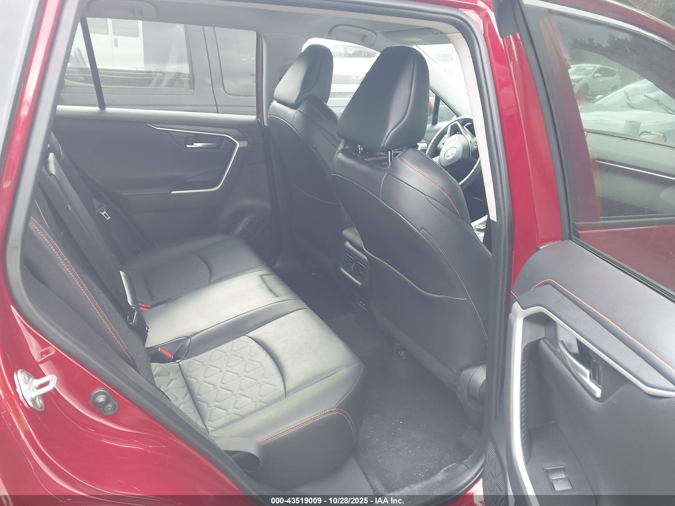 TOYOTA RAV4 image 8