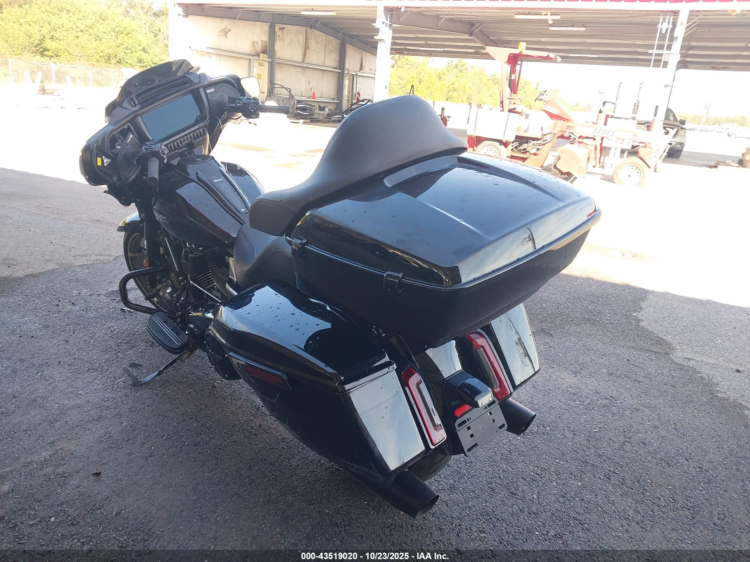 HARLEY-DAVIDSON FLHX image 3