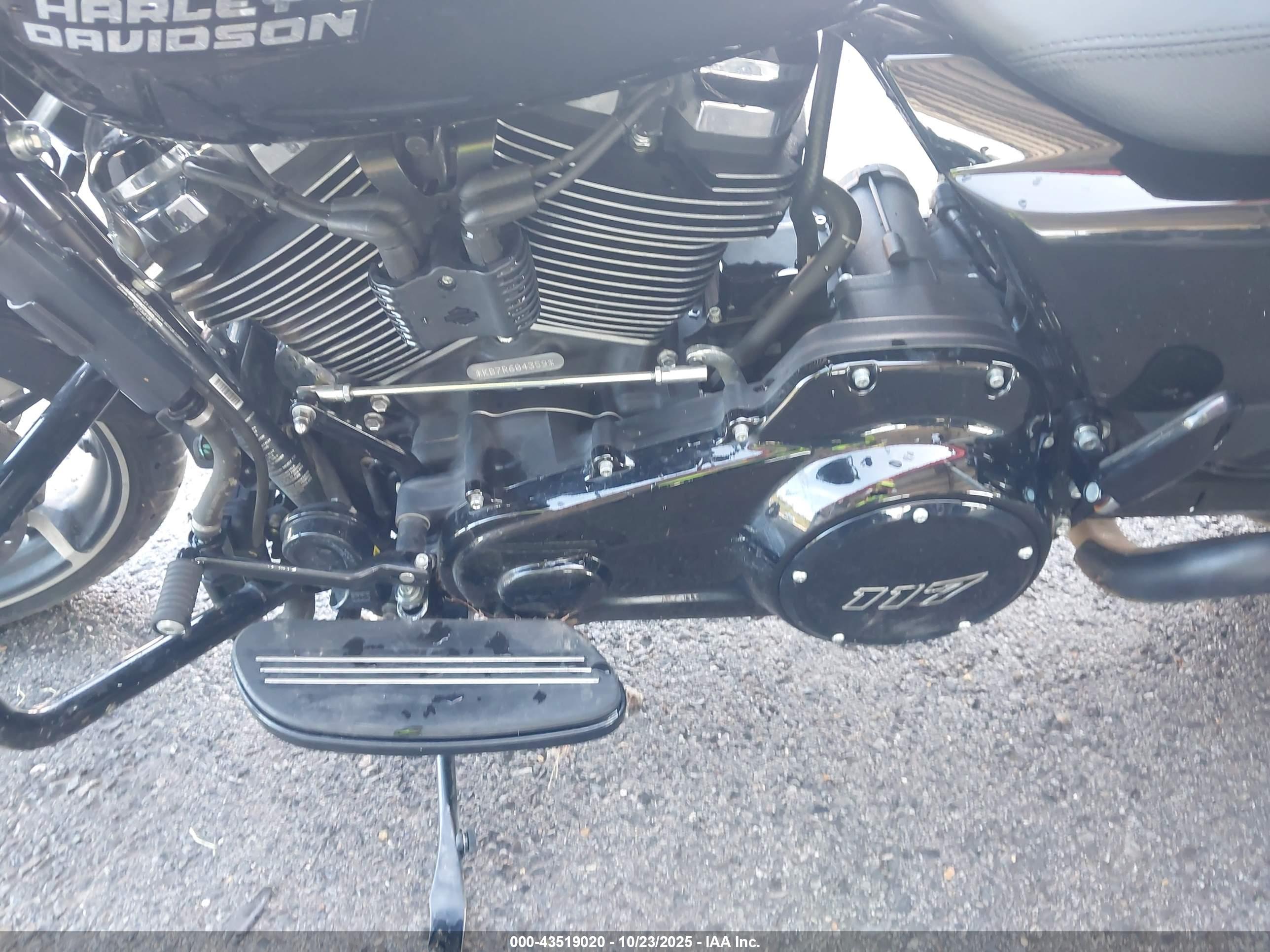 HARLEY-DAVIDSON FLHX image 9