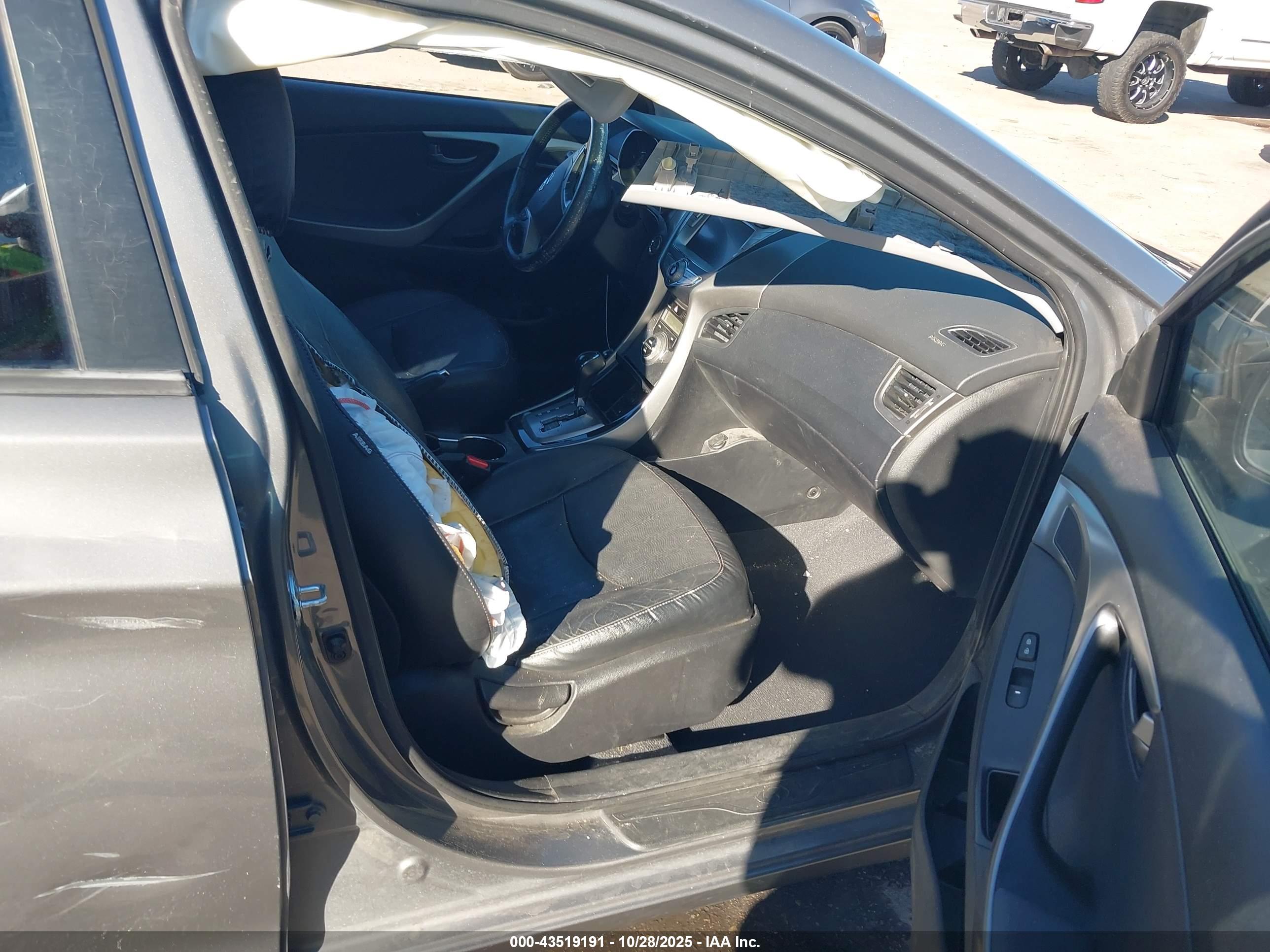 HYUNDAI ELANTRA image 5