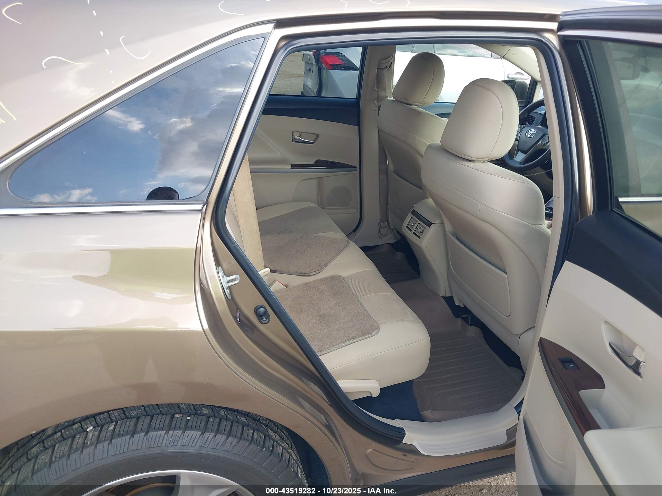 TOYOTA VENZA image 8