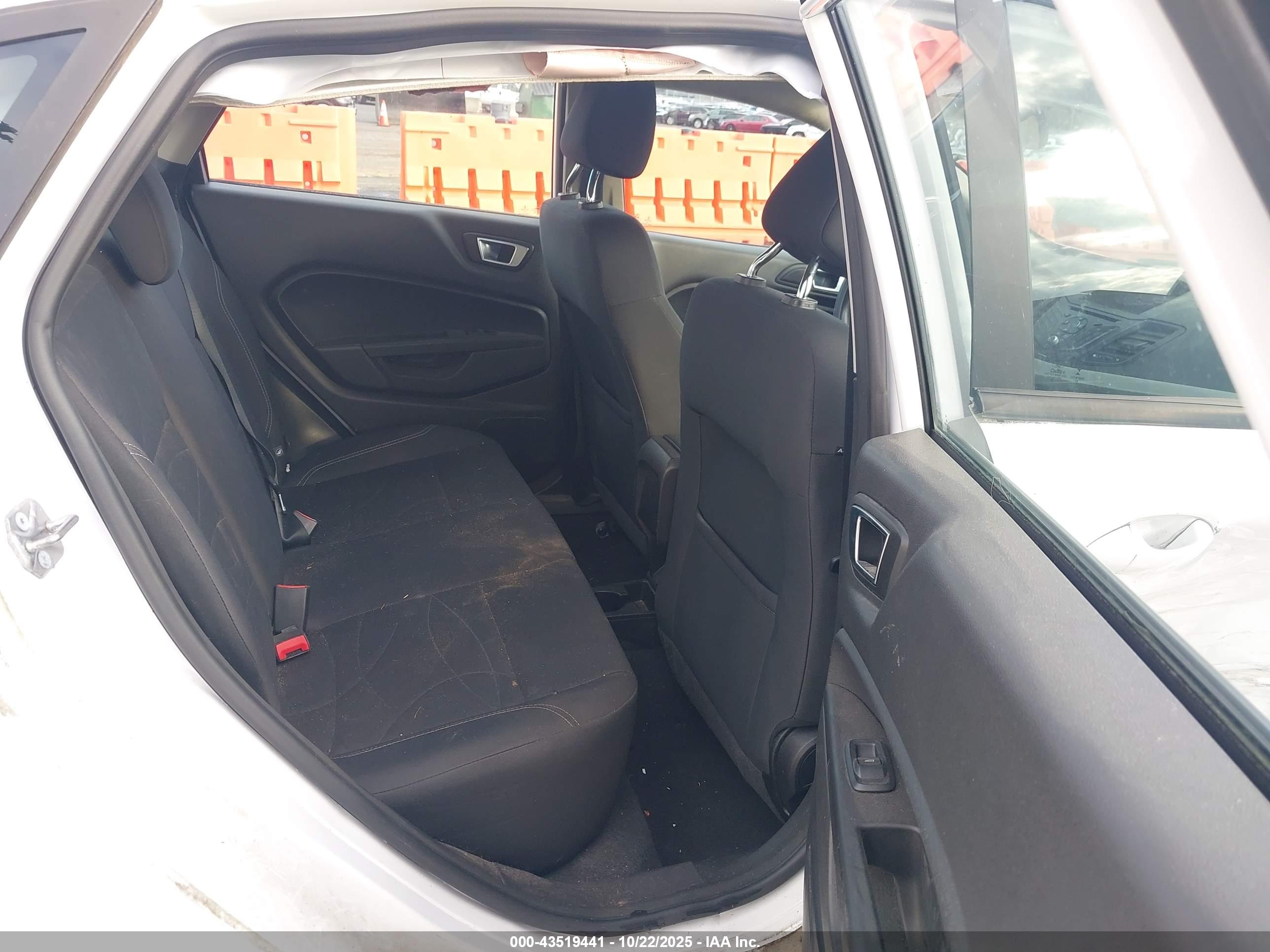 FORD FIESTA image 8