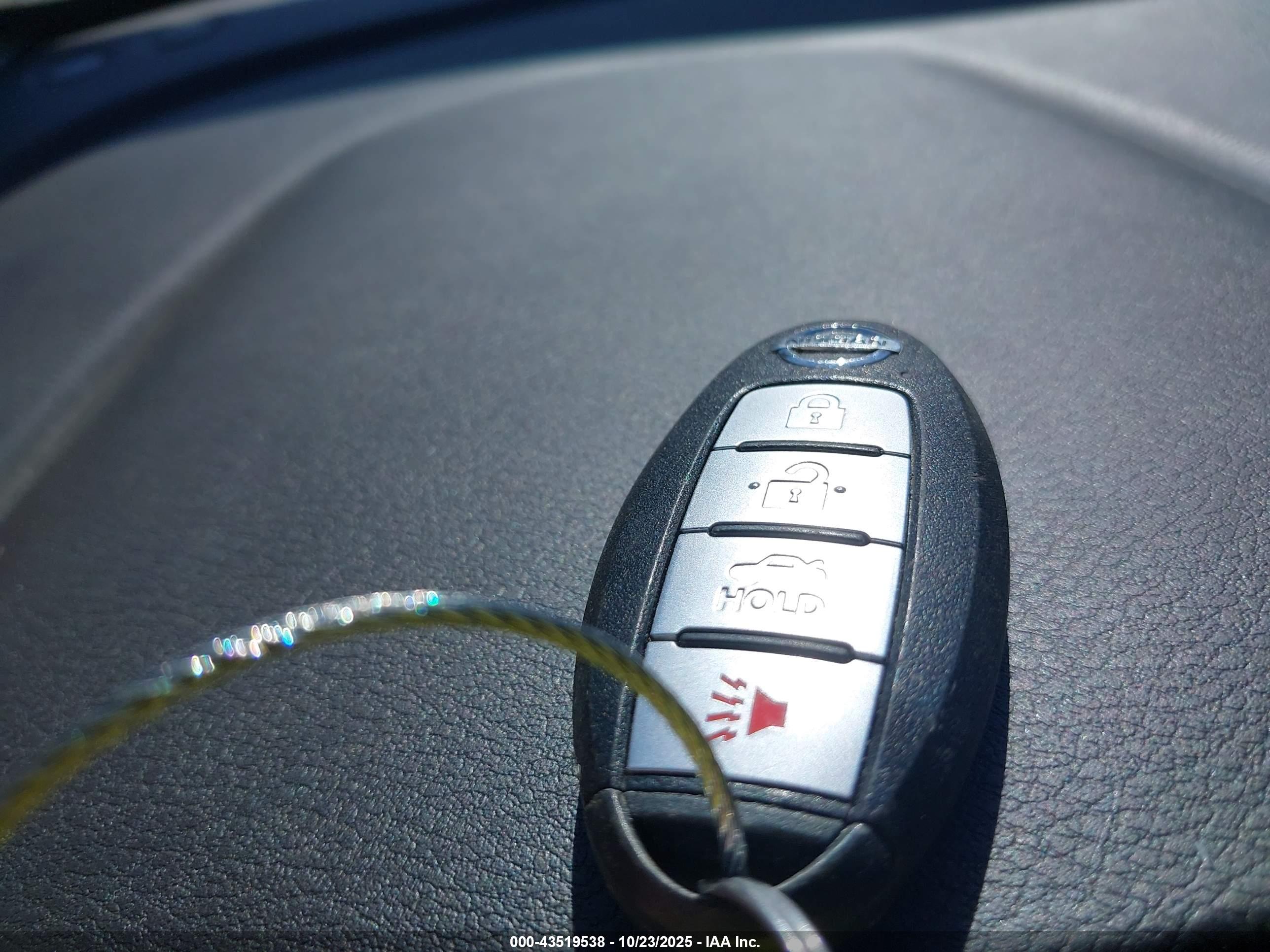 NISSAN VERSA image 11