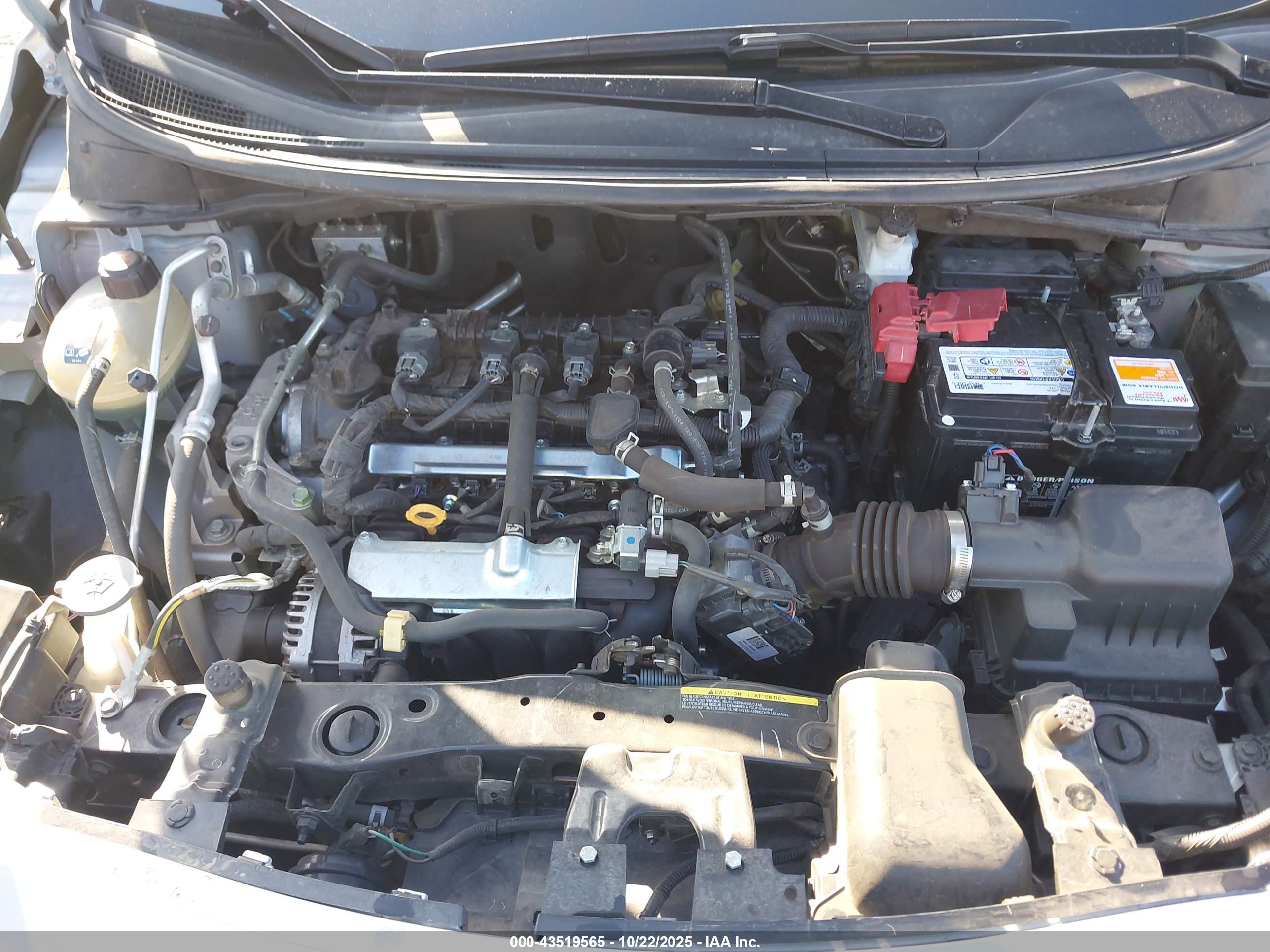 NISSAN VERSA image 10