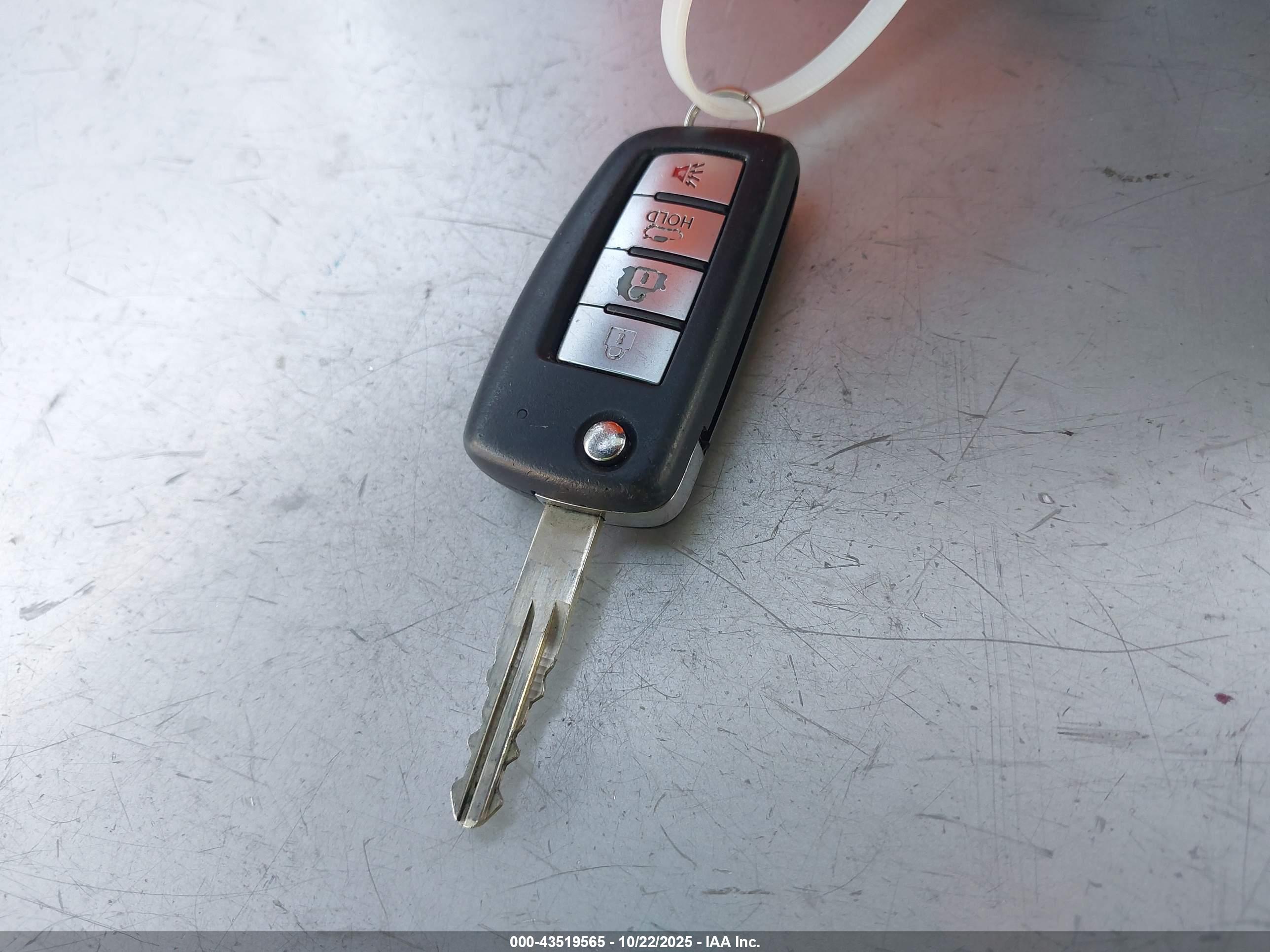 NISSAN VERSA image 11