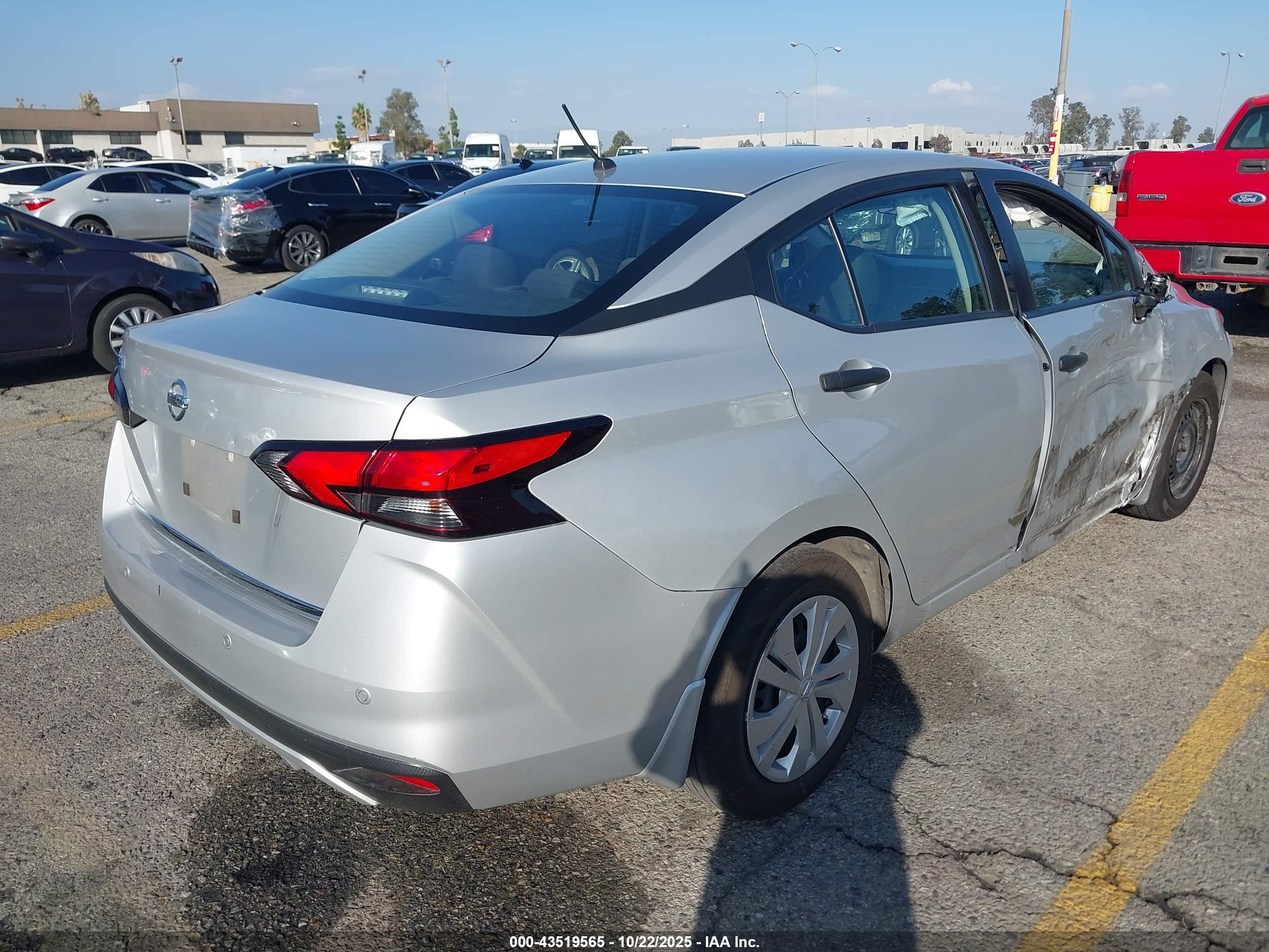 NISSAN VERSA image 4