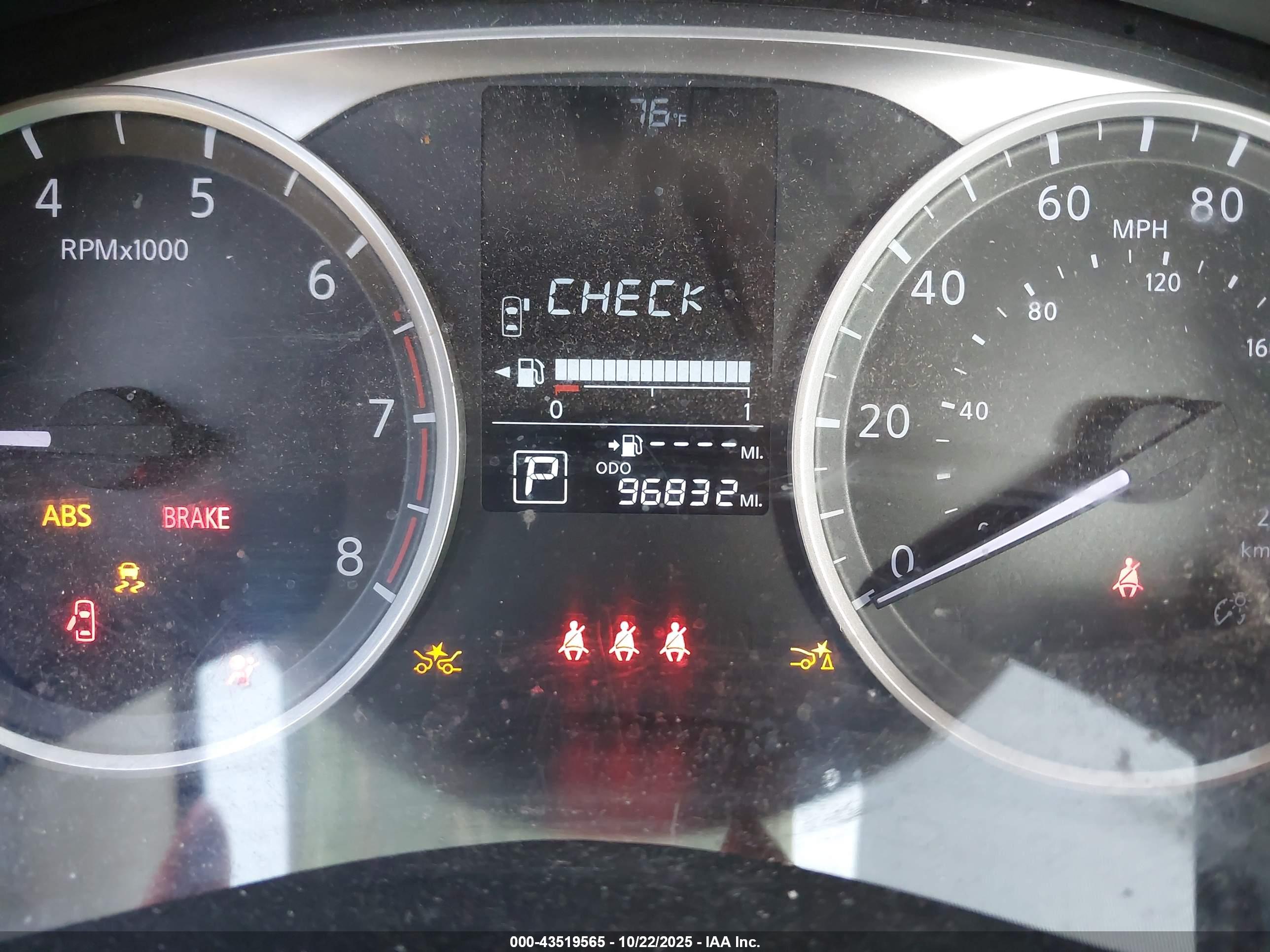 NISSAN VERSA image 7