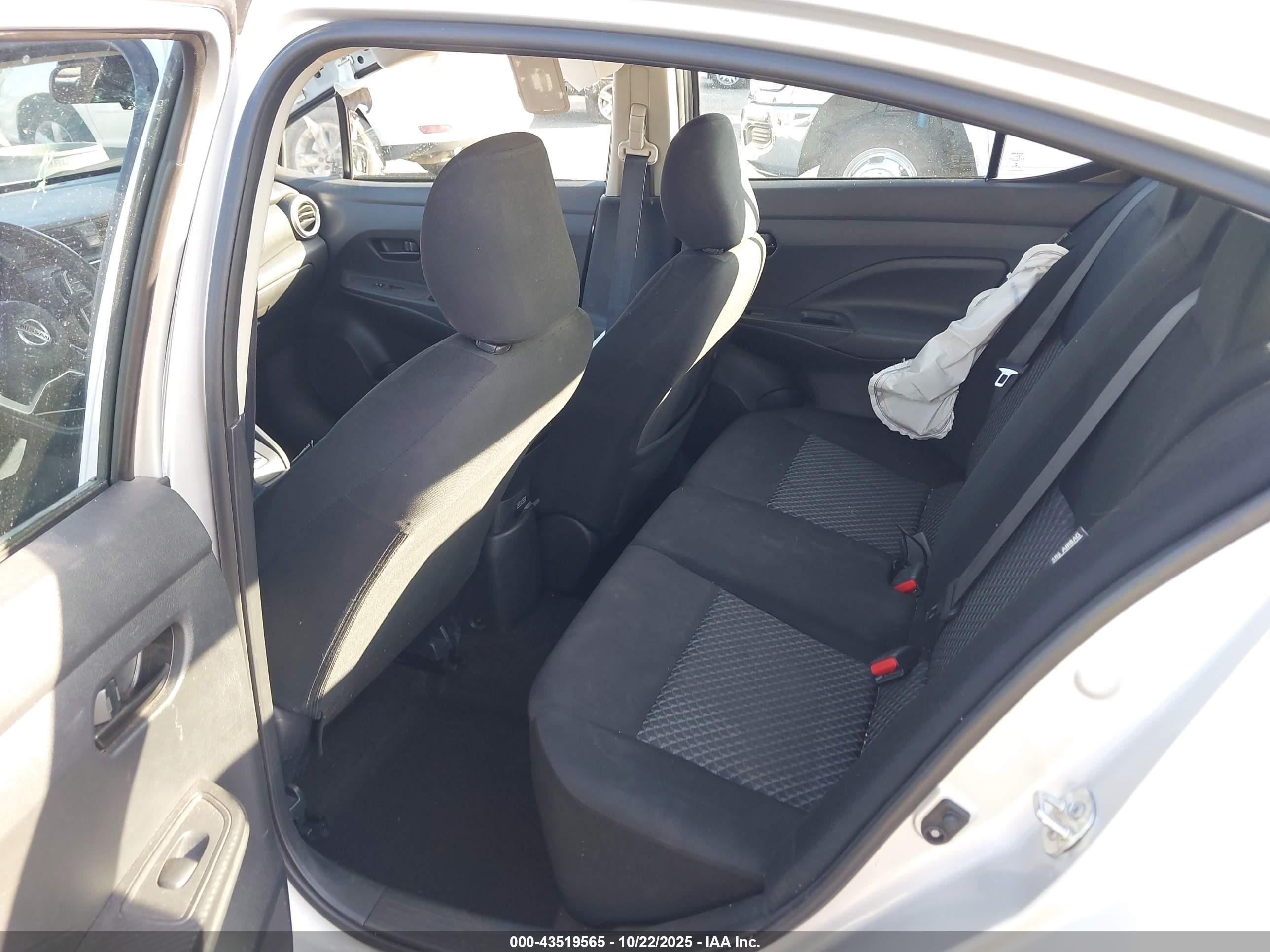 NISSAN VERSA image 8
