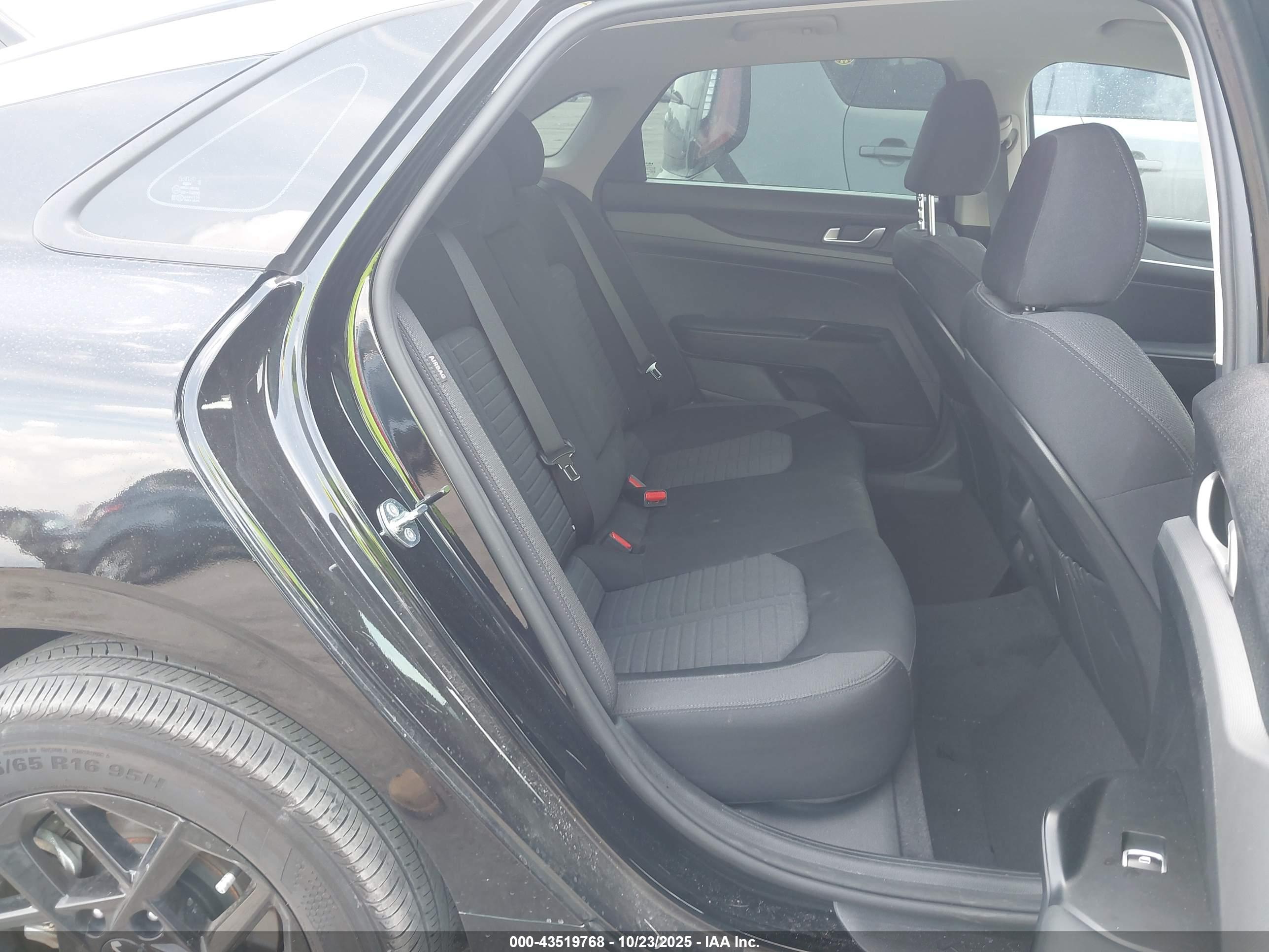 KIA K5 image 8