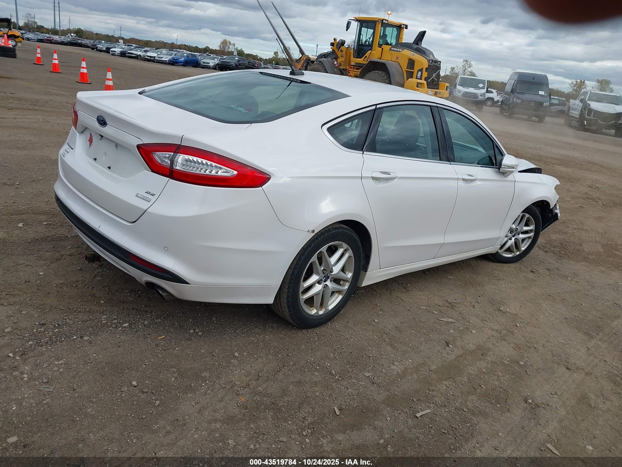 FORD FUSION image 4