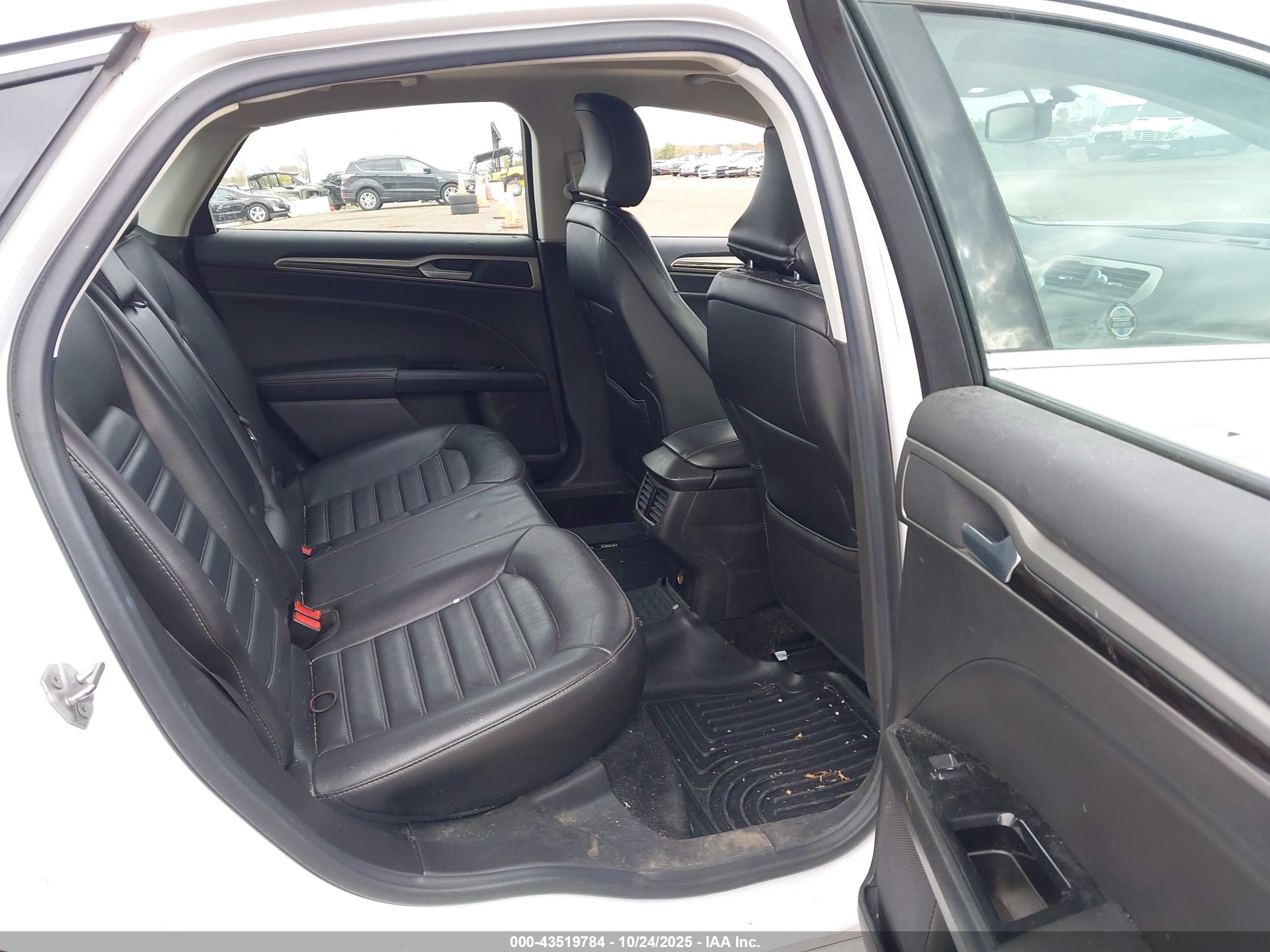 FORD FUSION image 8