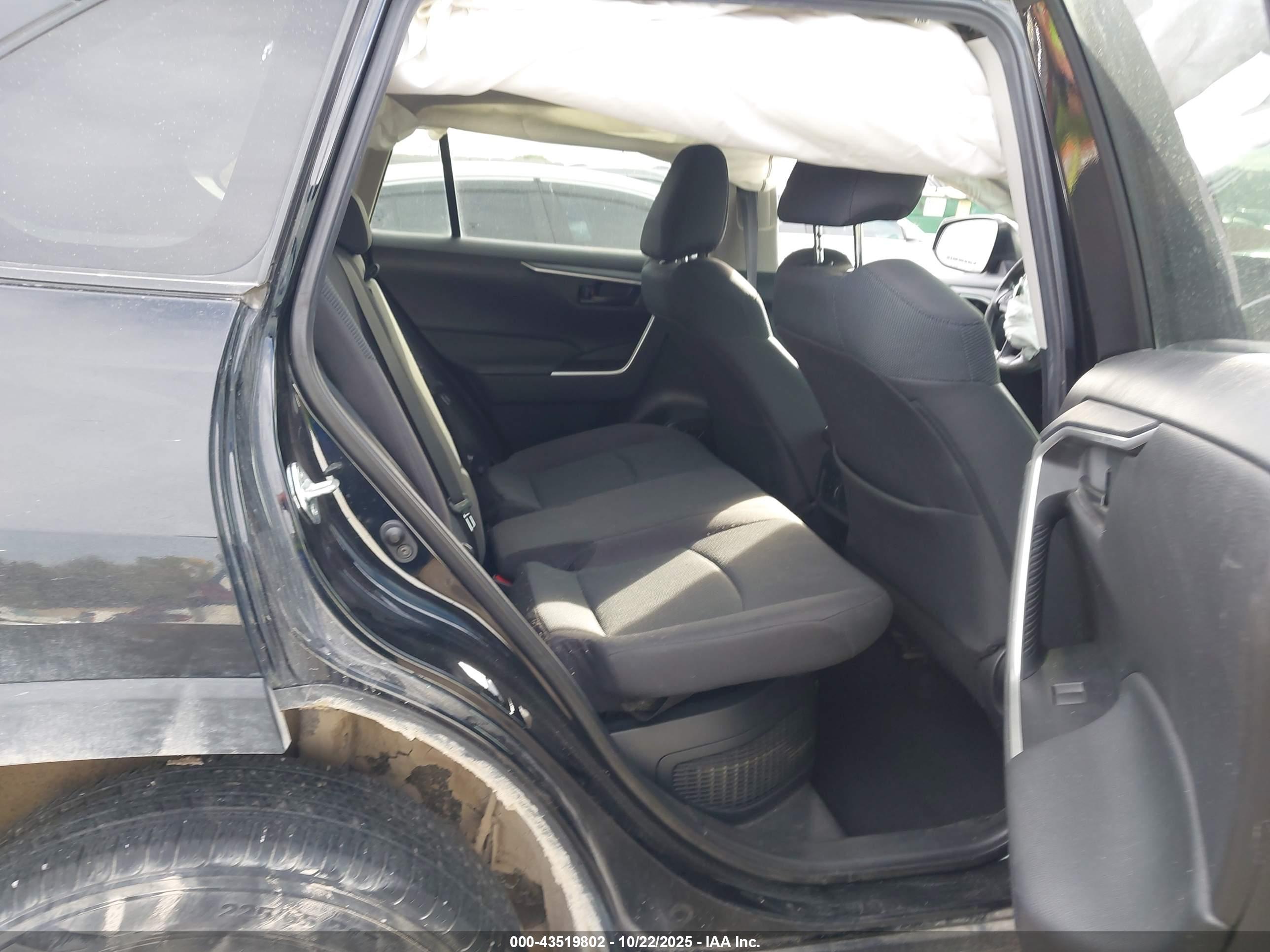 TOYOTA RAV4 image 8
