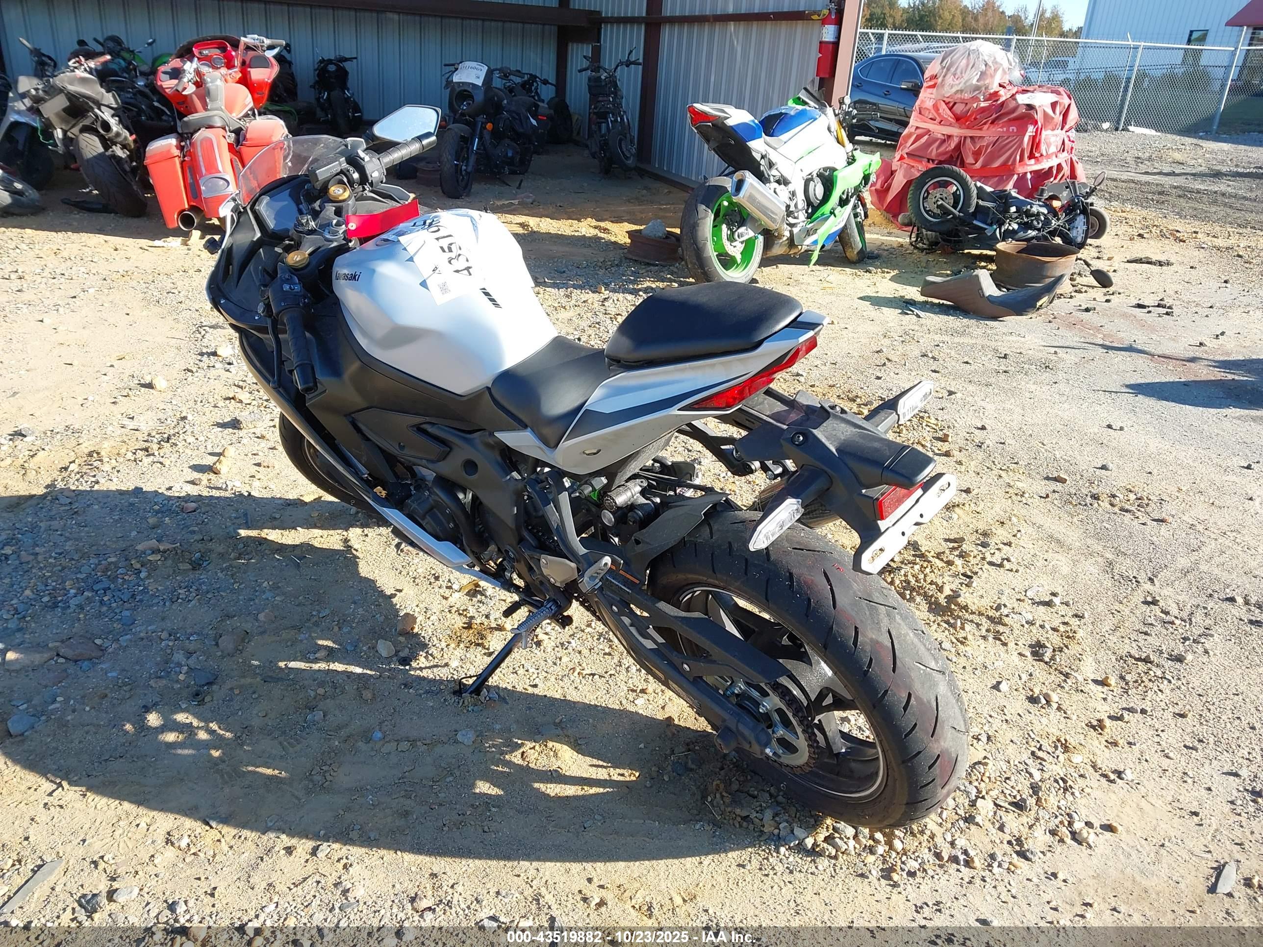 KAWASAKI ZX400 image 3