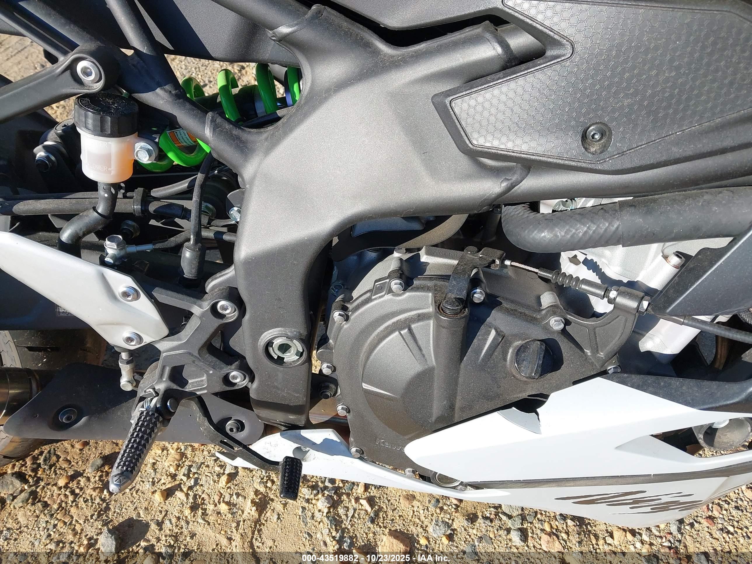 KAWASAKI ZX400 image 8