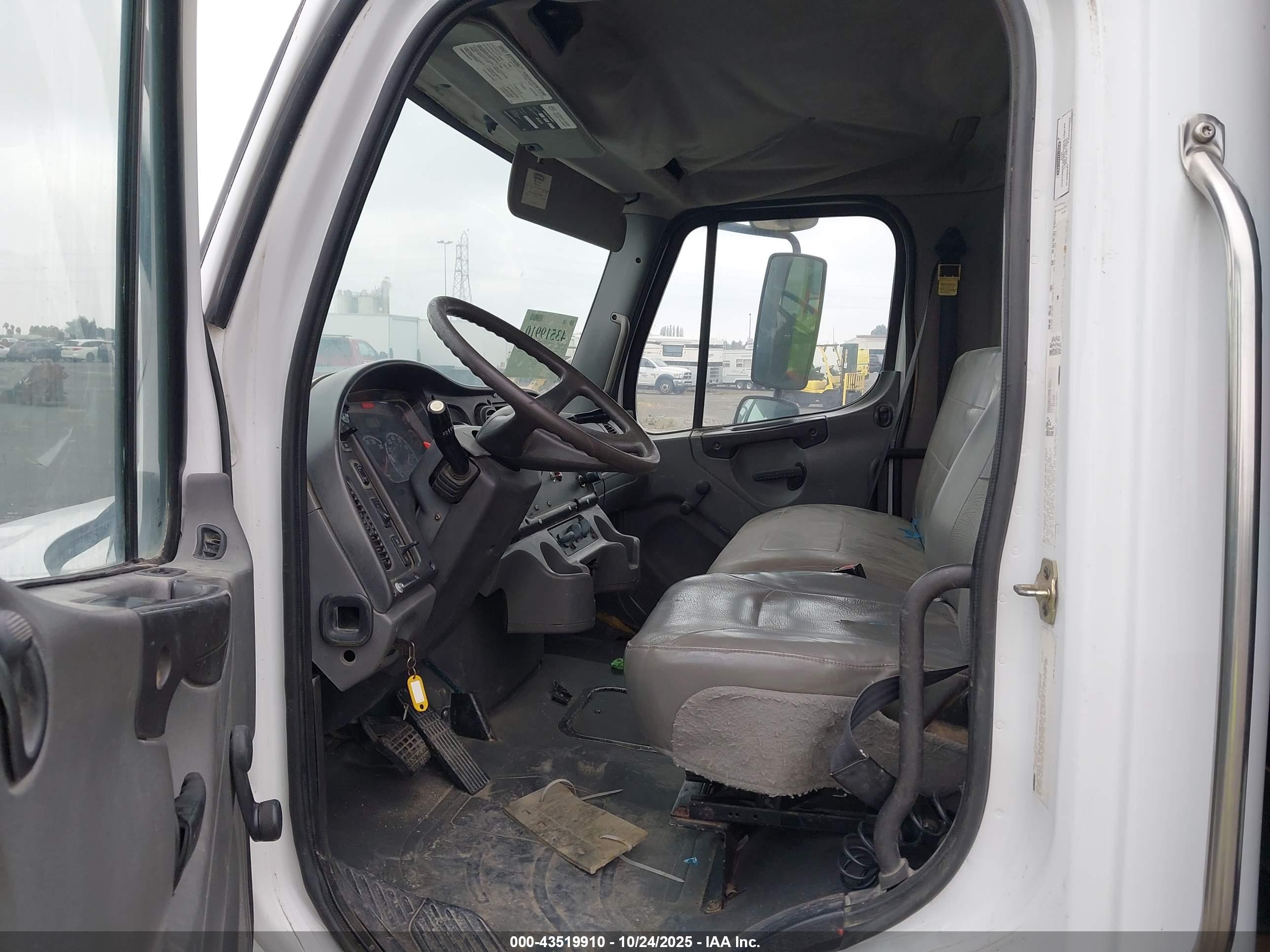 FREIGHTLINER M2 image 8