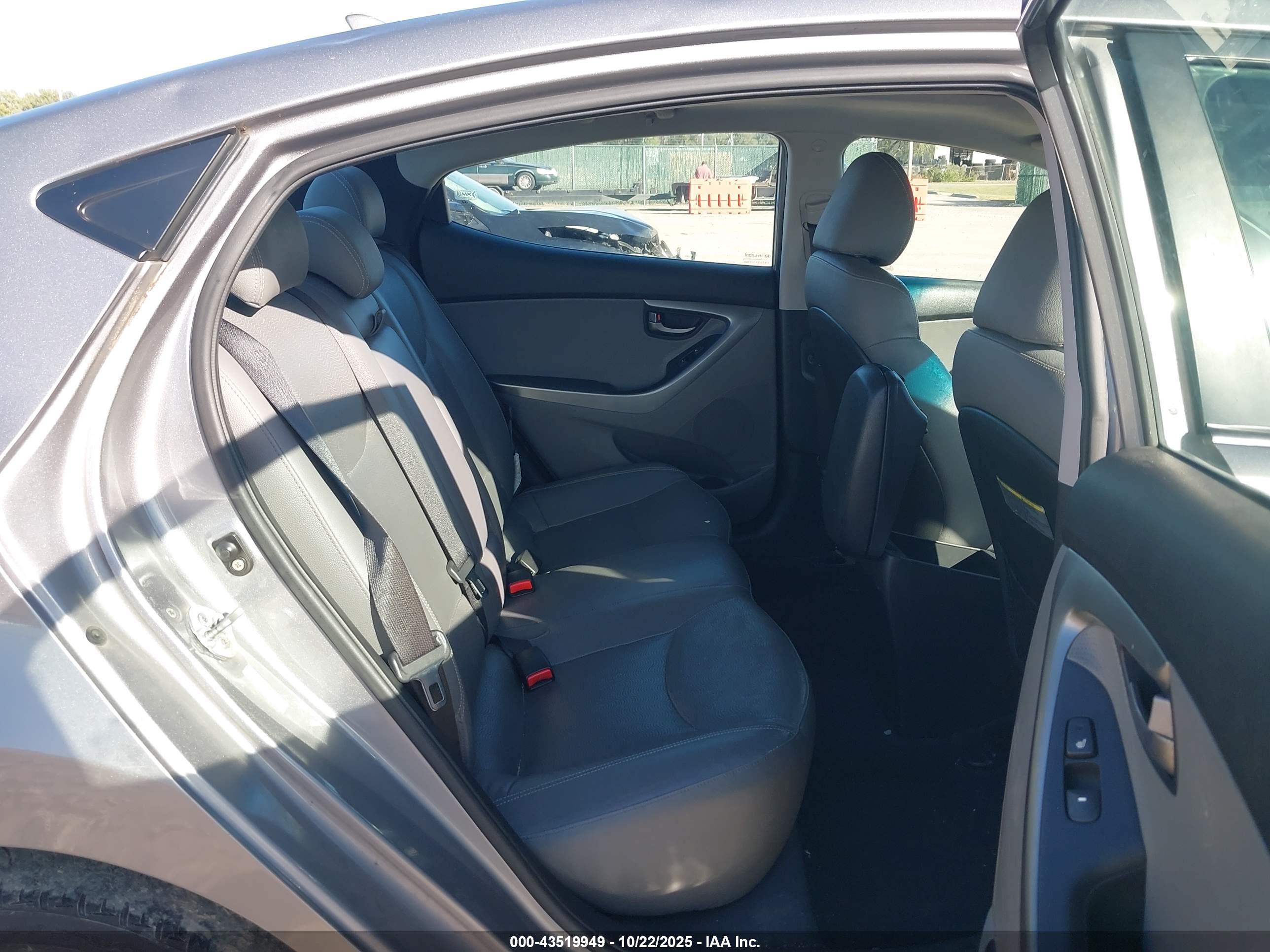 HYUNDAI ELANTRA image 8